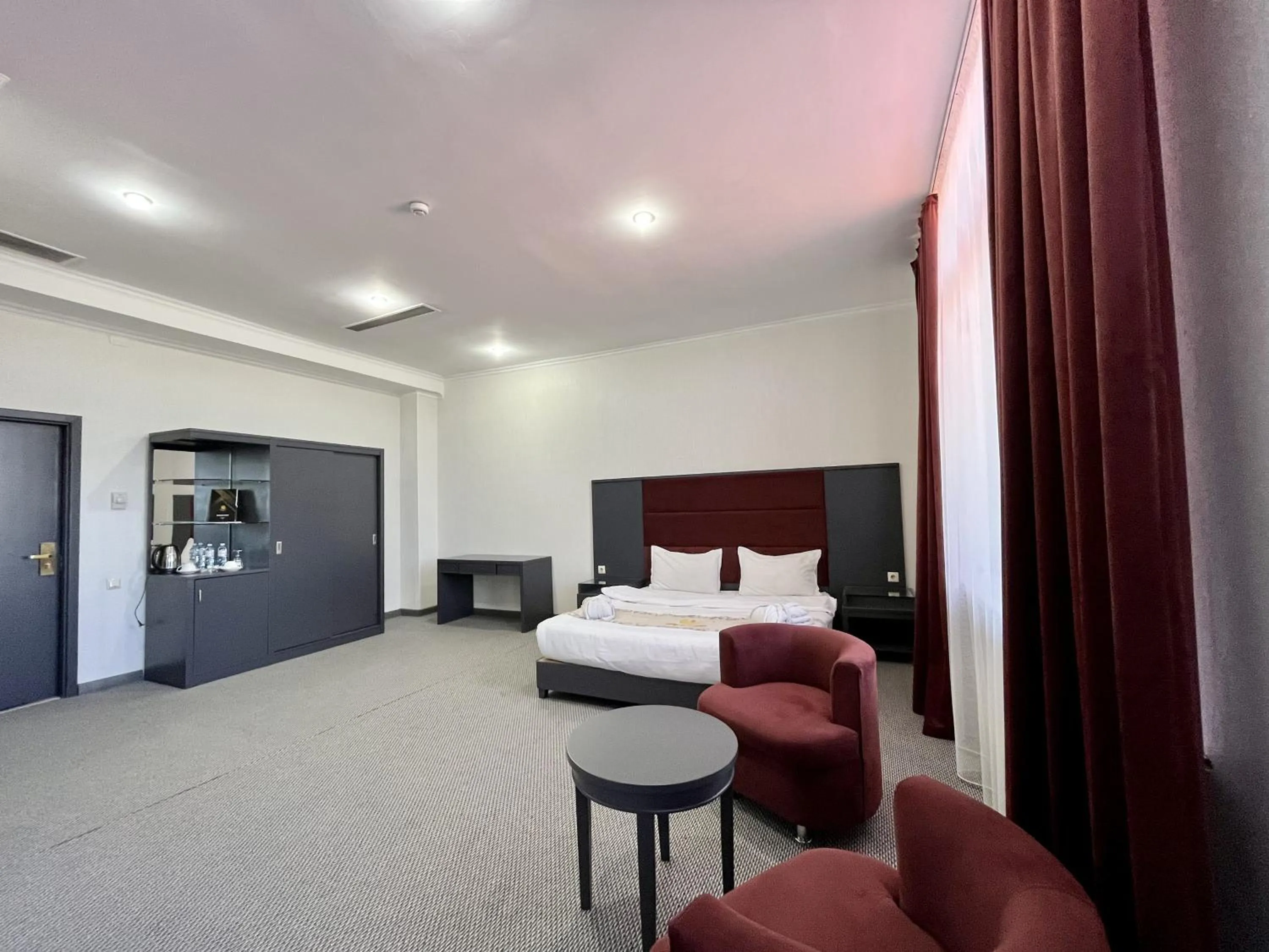 Photo of the whole room, Bed in Almaty Grand Erbil Hotel