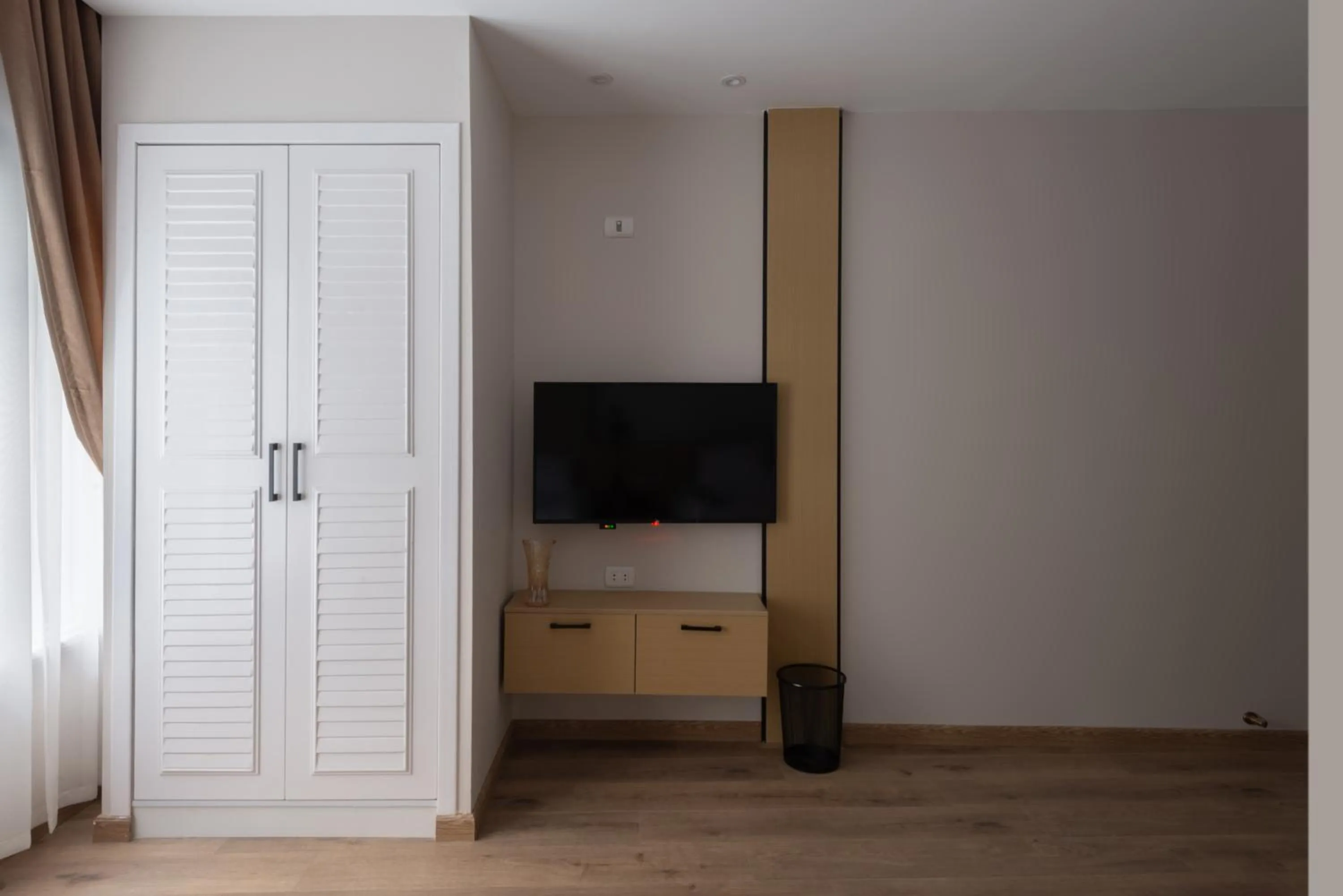 wardrobe in Elegance Grand City Hotel