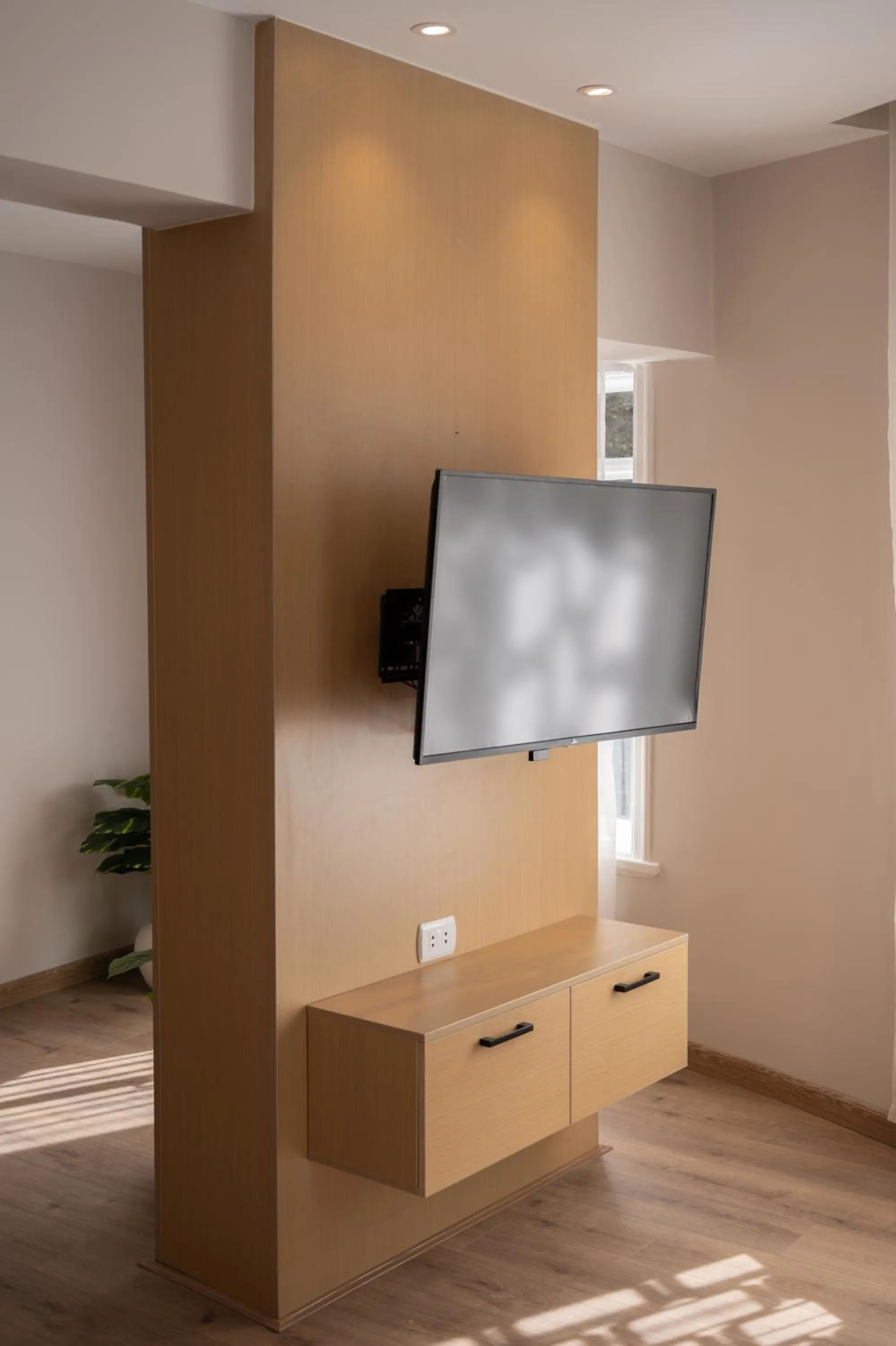 TV and multimedia in Elegance Grand City Hotel