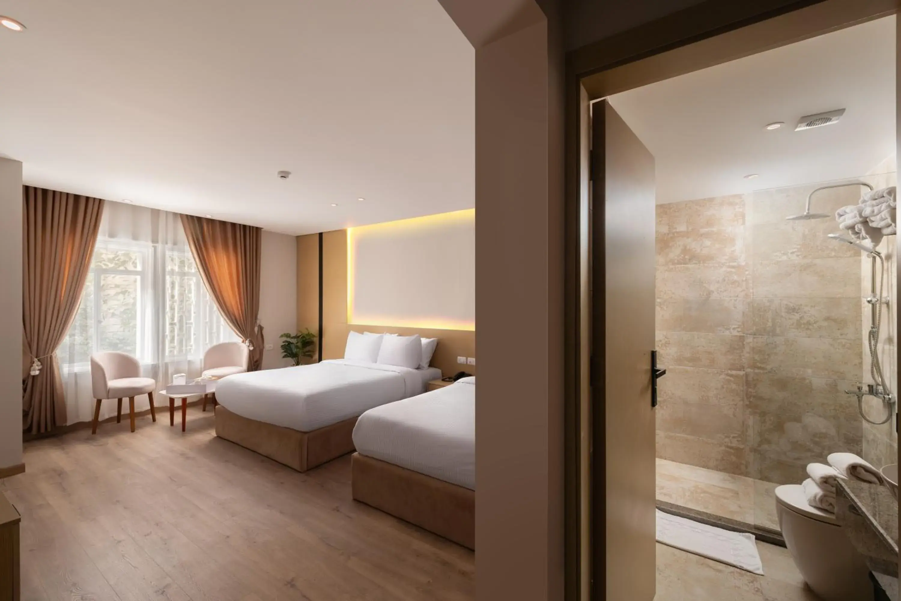 Comfort Quadruple Room in Elegance Grand City Hotel Comfort Quadruple Room in Elegance Grand City Hotel
