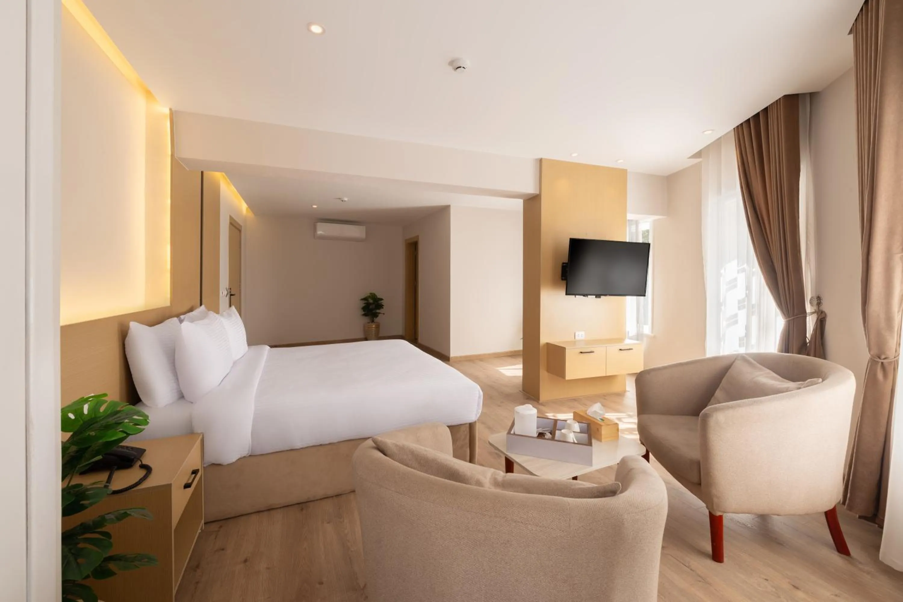 Seating area, Bed in Elegance Grand City Hotel