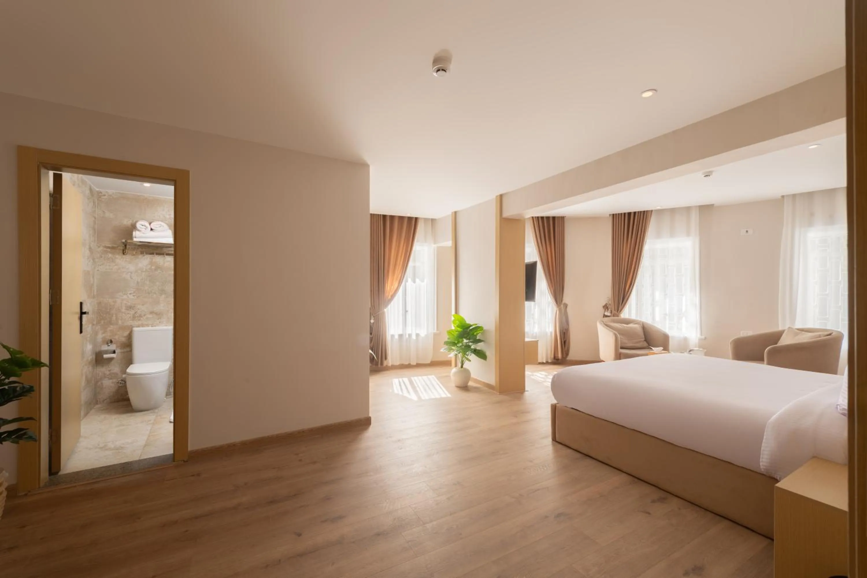 Photo of the whole room, Bed in Elegance Grand City Hotel