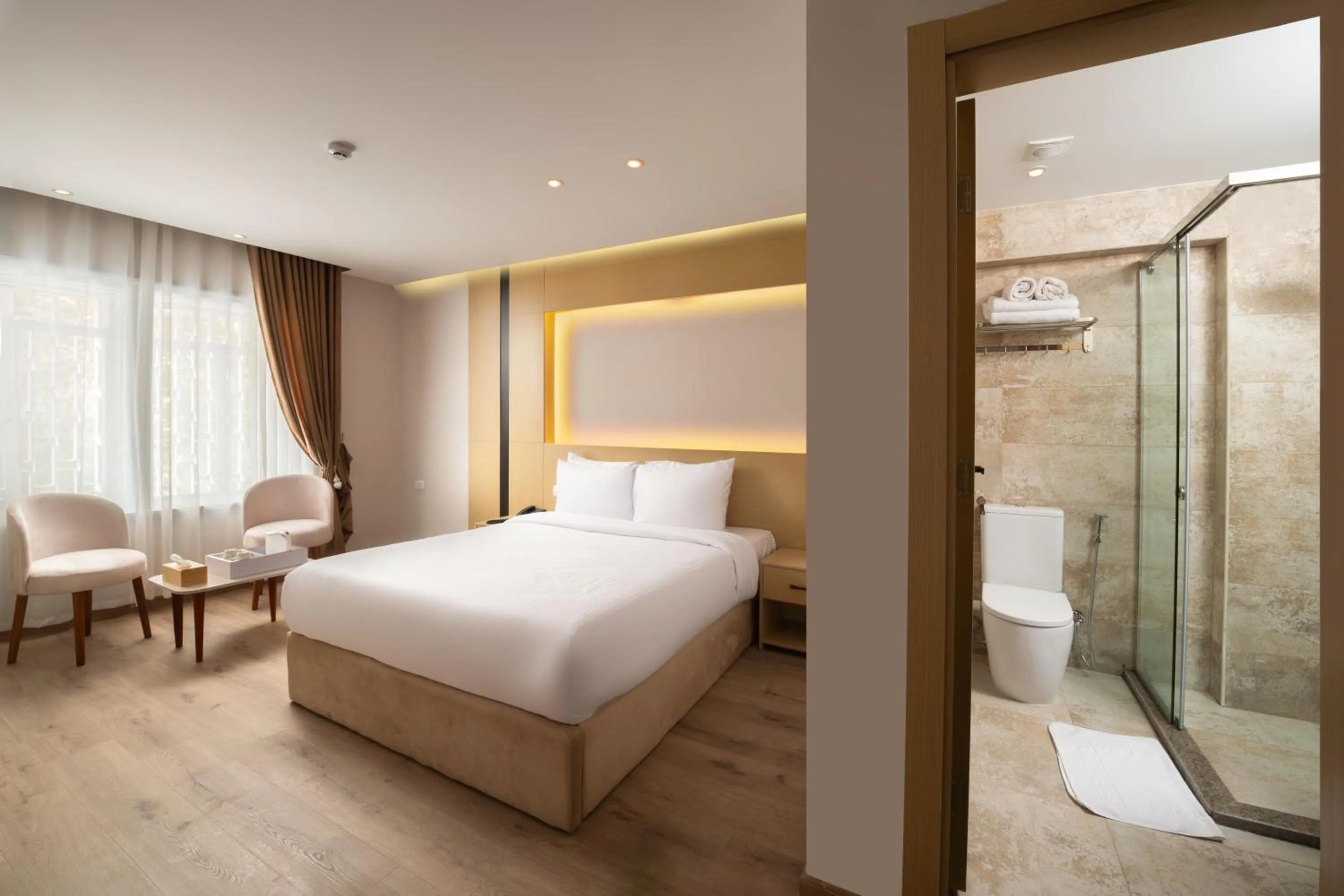 Seating area, Bed in Elegance Grand City Hotel