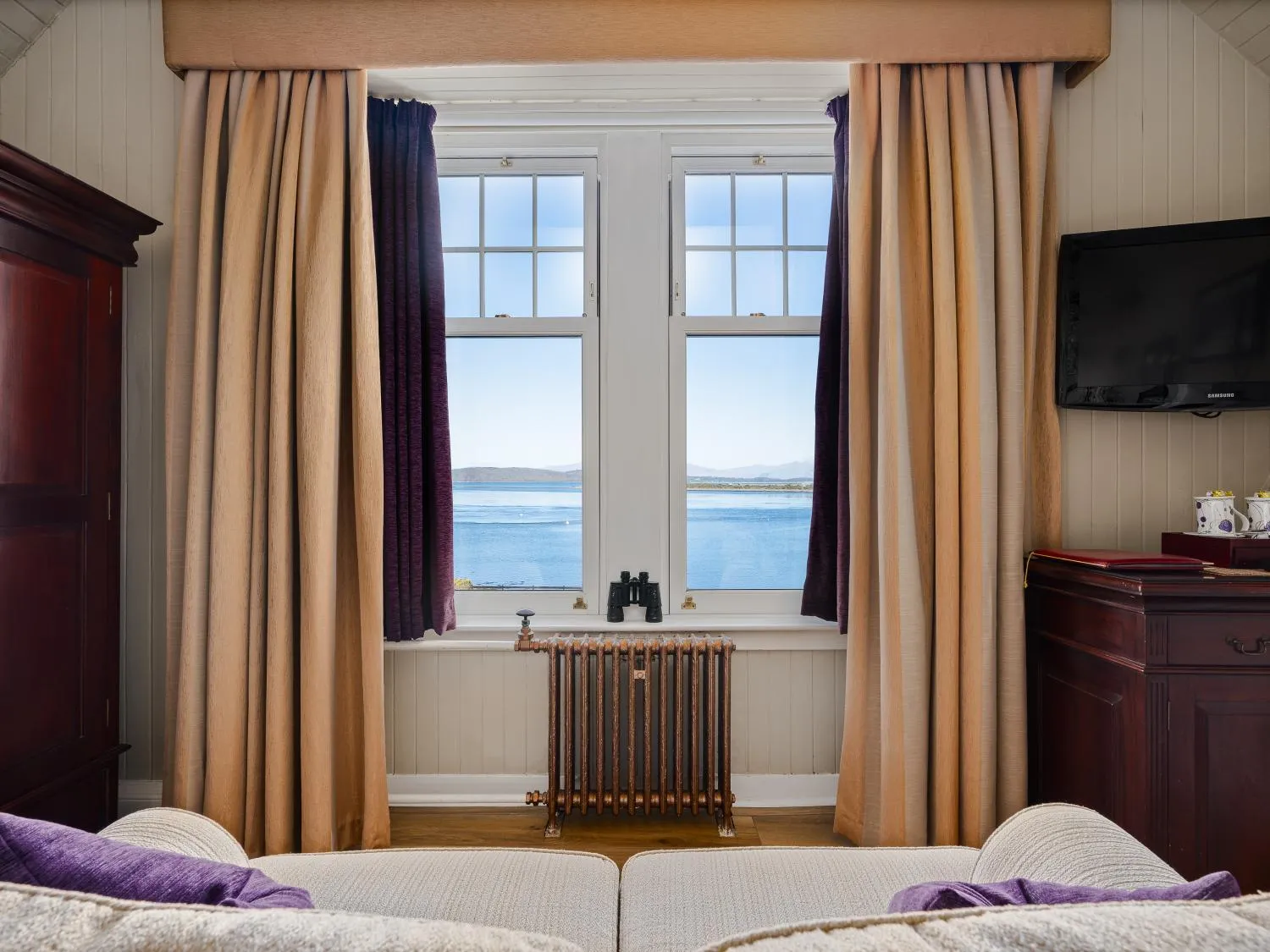 Photo of the whole room, Bed in Ards House