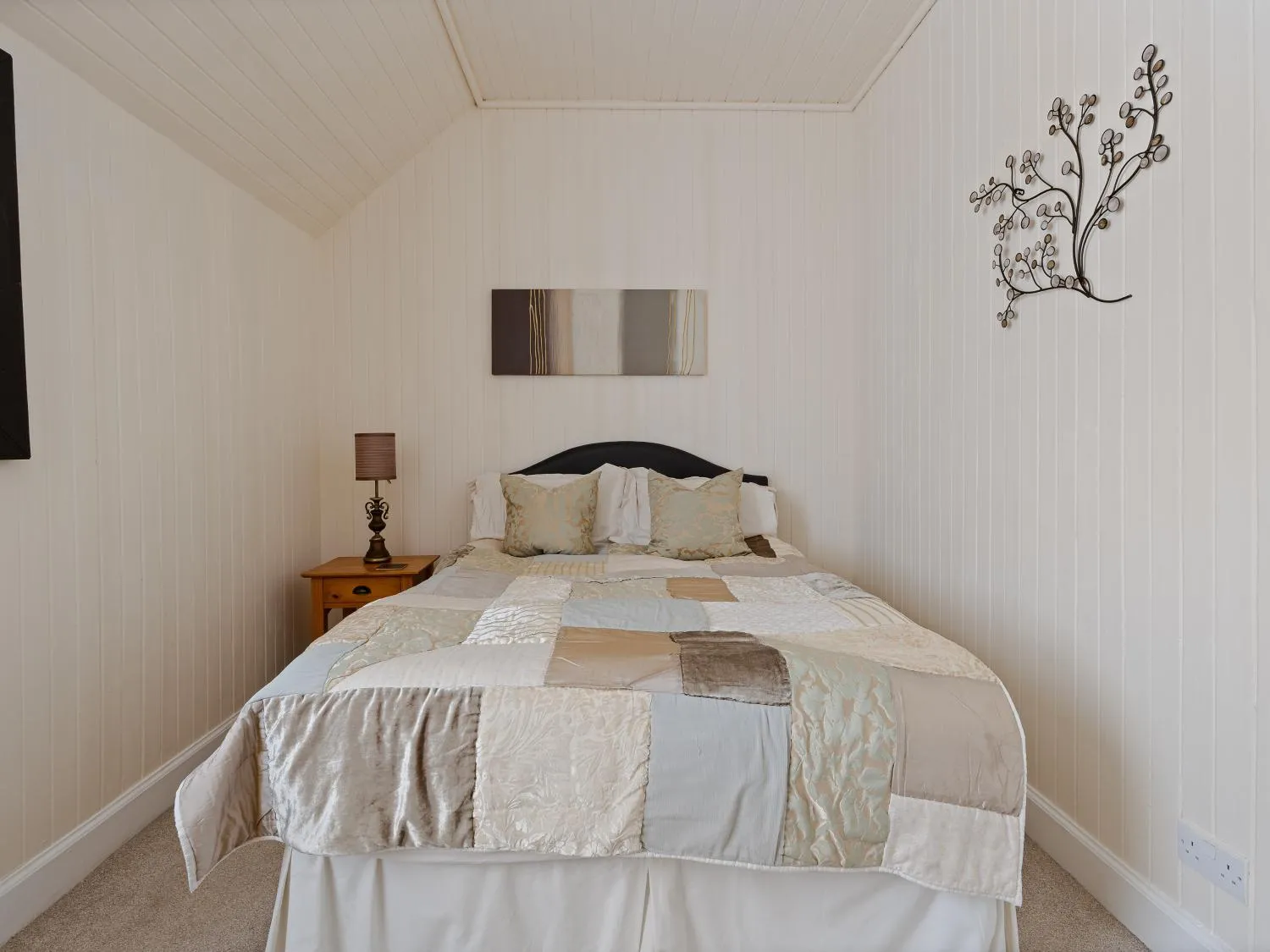 Photo of the whole room, Bed in Ards House