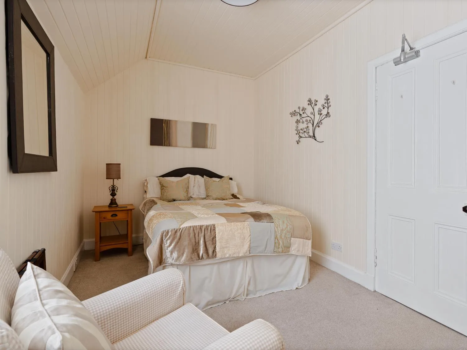 Photo of the whole room, Bed in Ards House