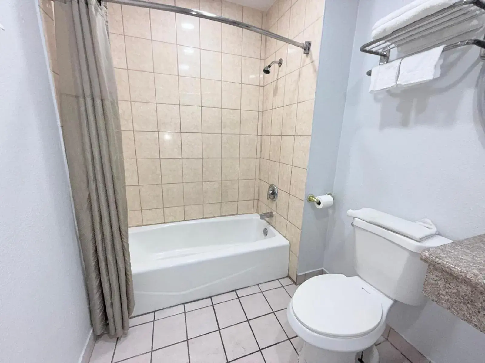 Standard Queen Room - single occupancy in Uptown Inn Standard Queen Room - single occupancy in Uptown Inn