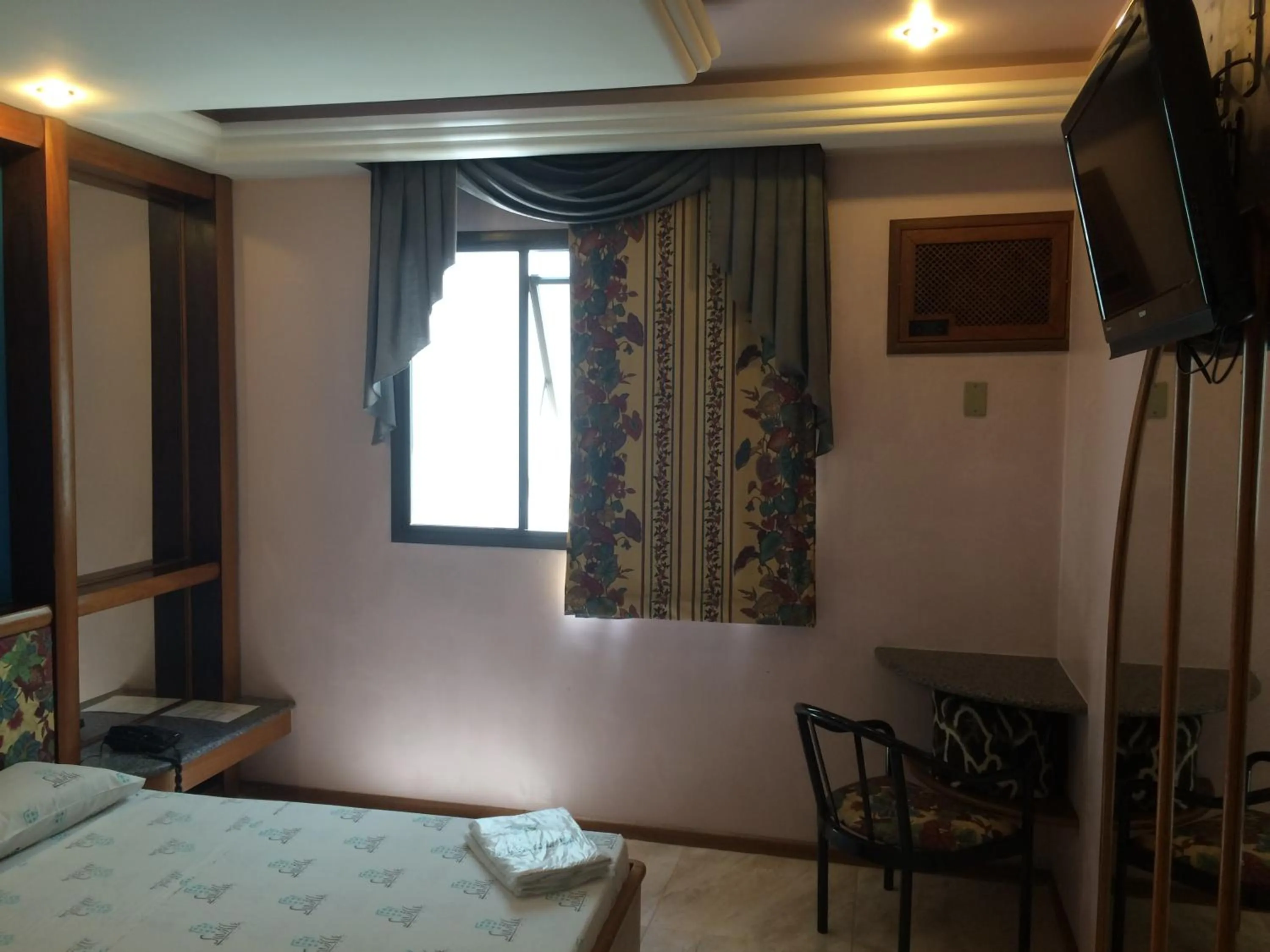 Day, Bed in Saville Hotel