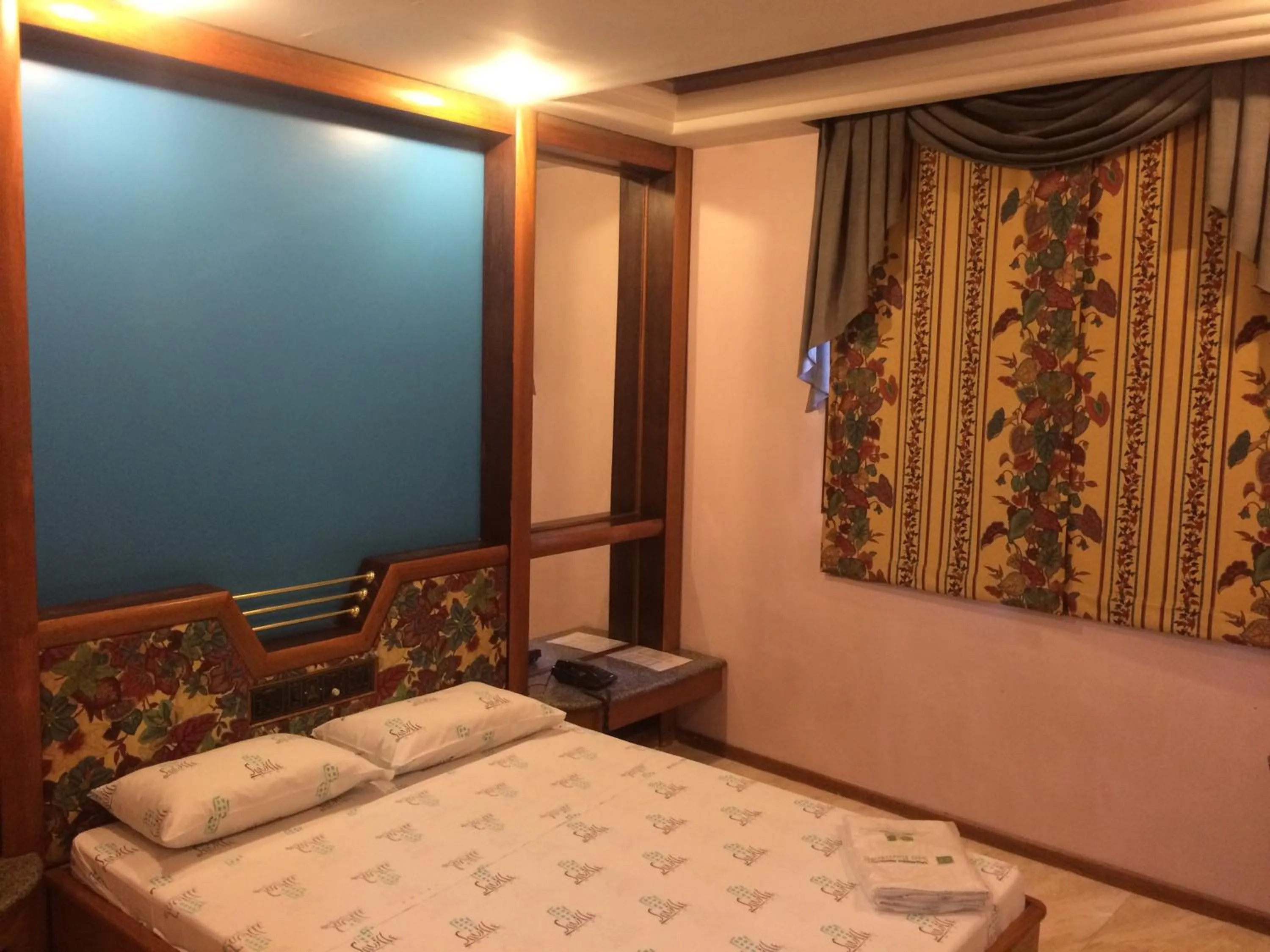 Photo of the whole room, Bed in Saville Hotel