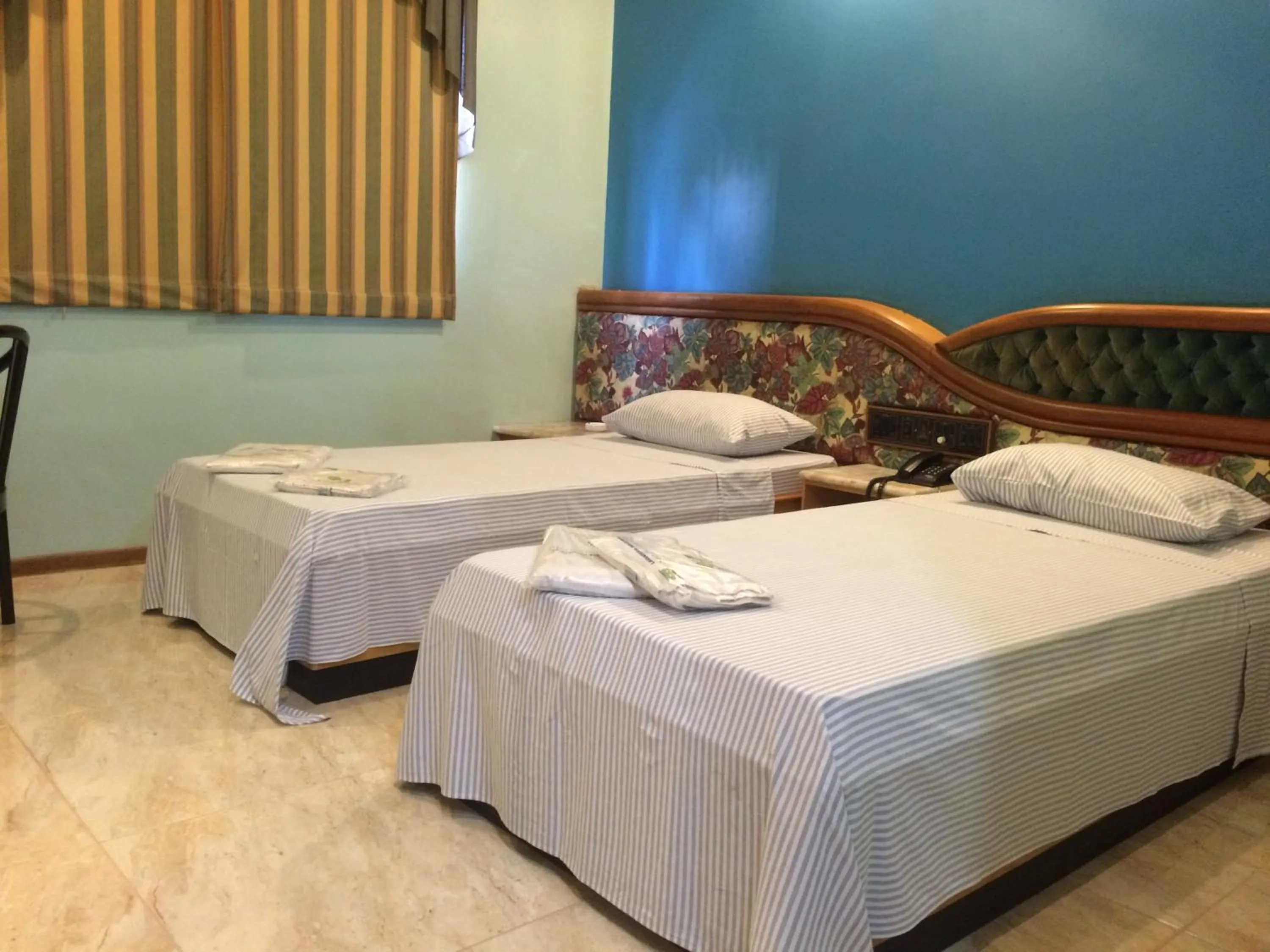 Photo of the whole room, Bed in Saville Hotel