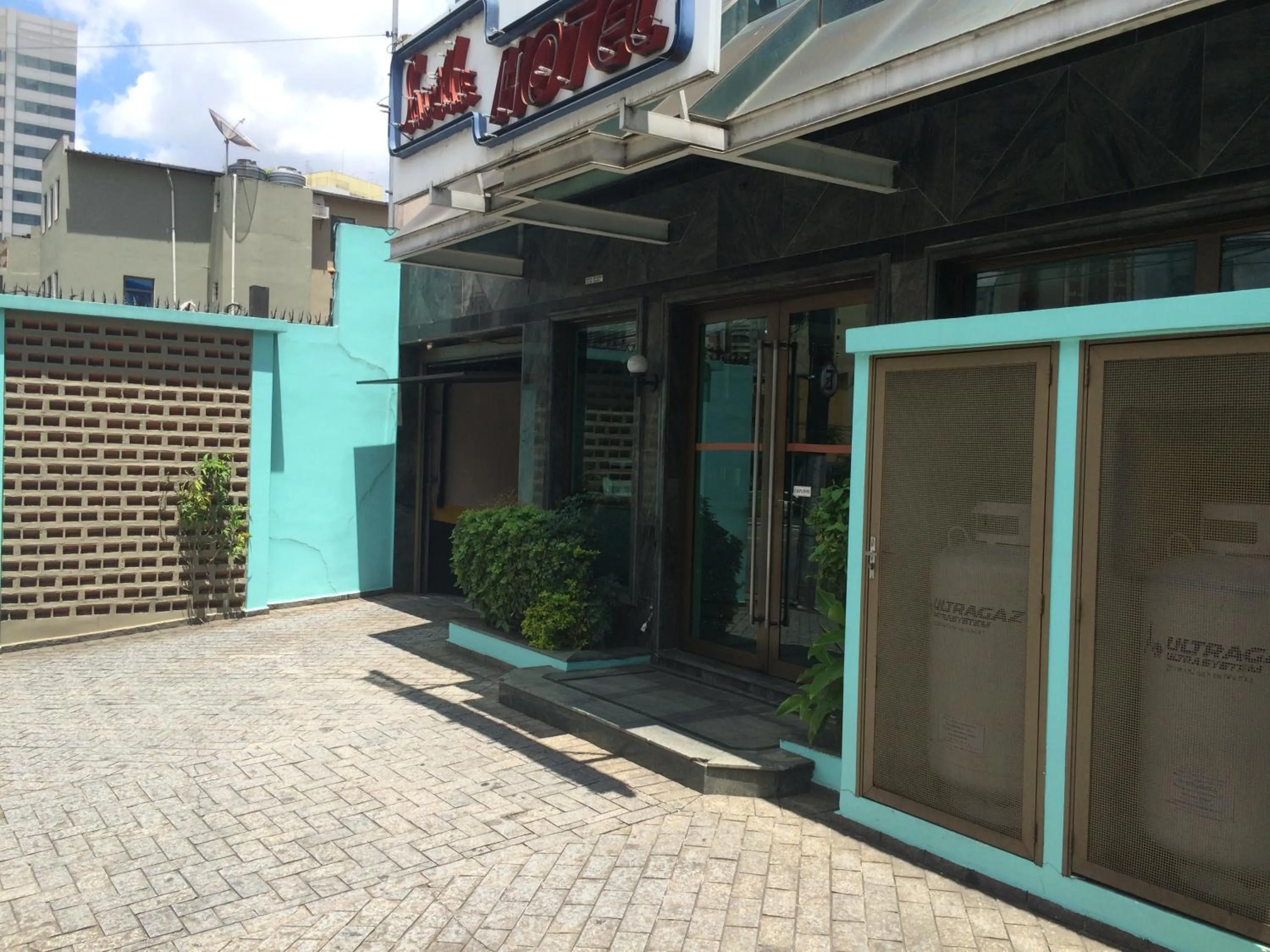 Facade/entrance in Saville Hotel