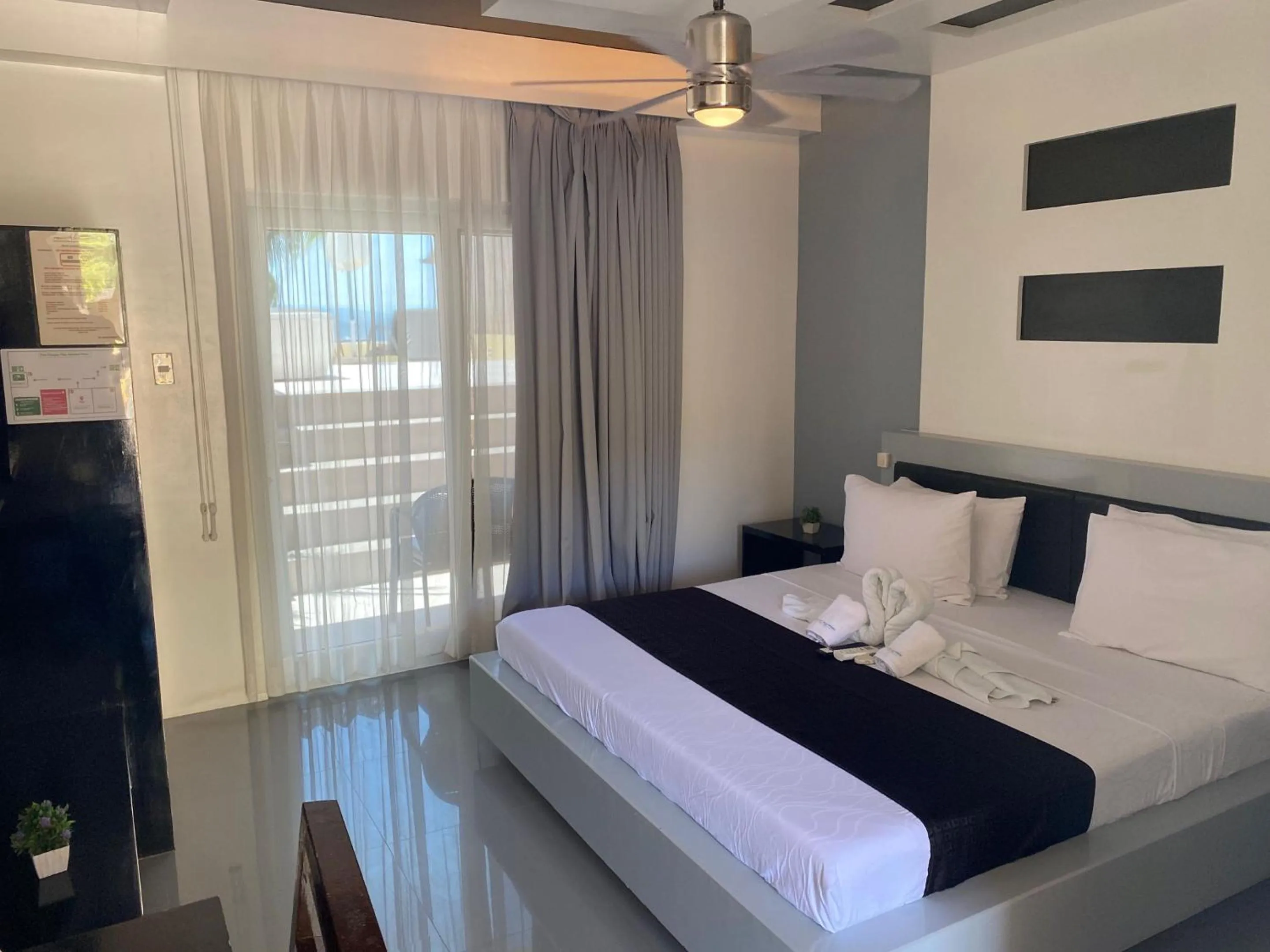 Bedroom, Bed in Papa Freds Beach Resort