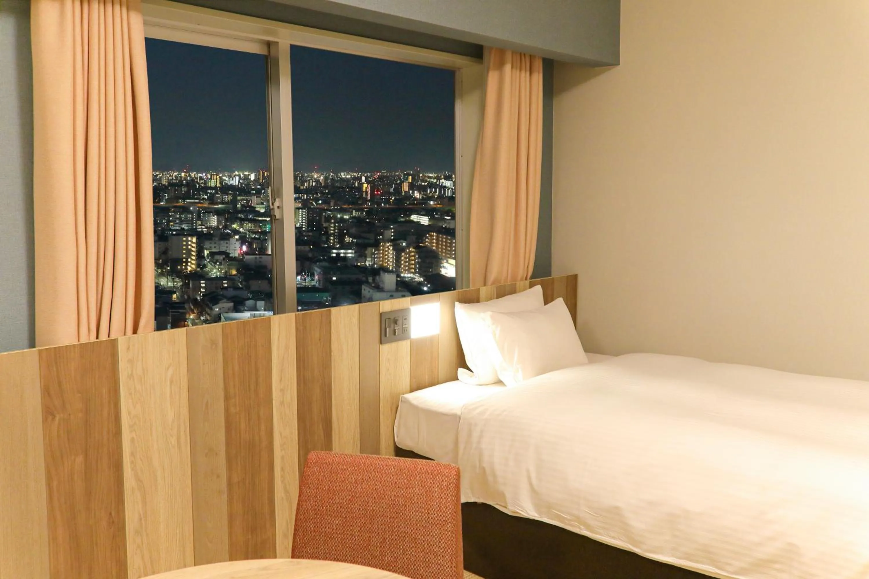 City view, Bed in Hiyori Hotel Osaka Suminoekoen Station