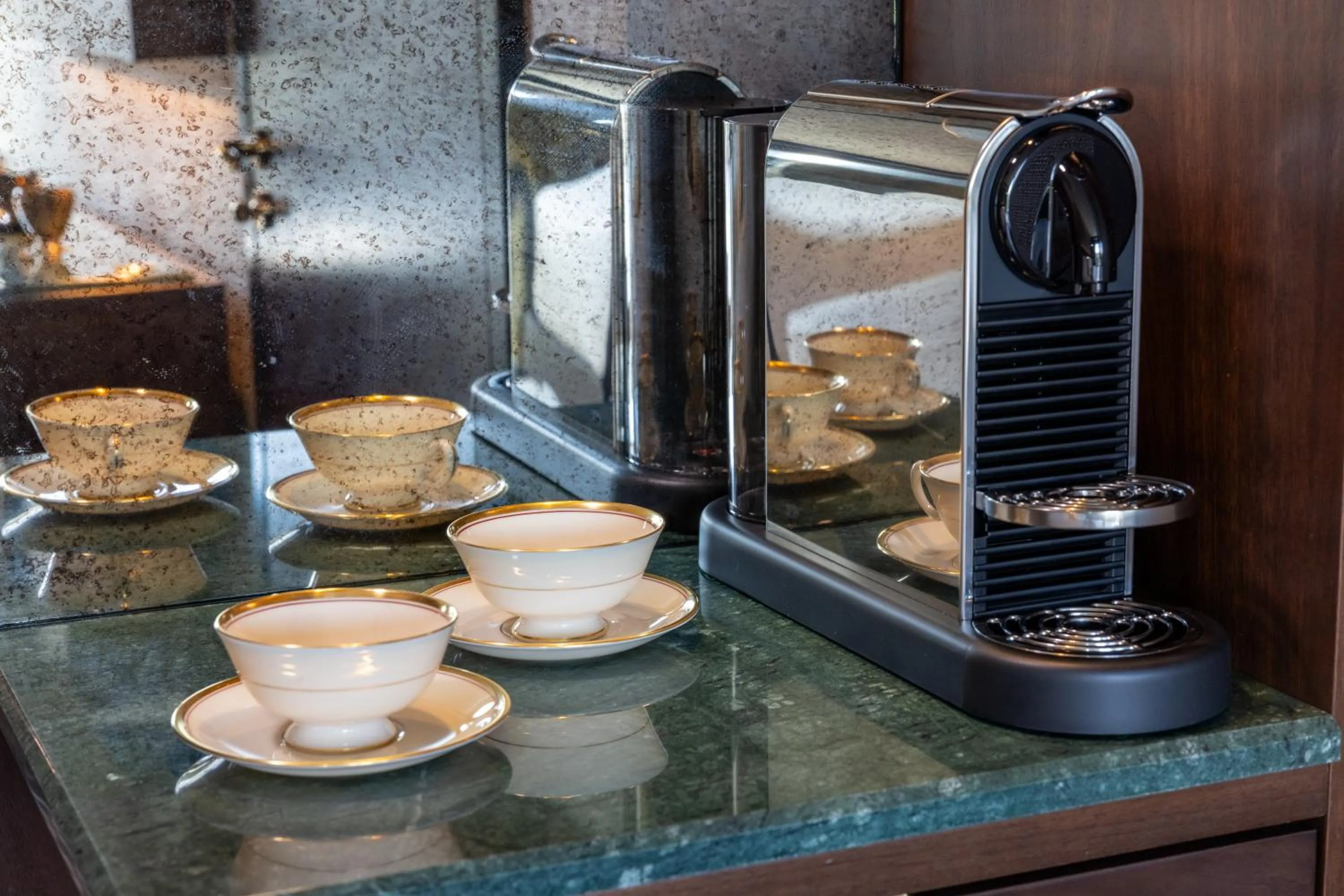 Coffee/tea facilities in Whisky Hotel