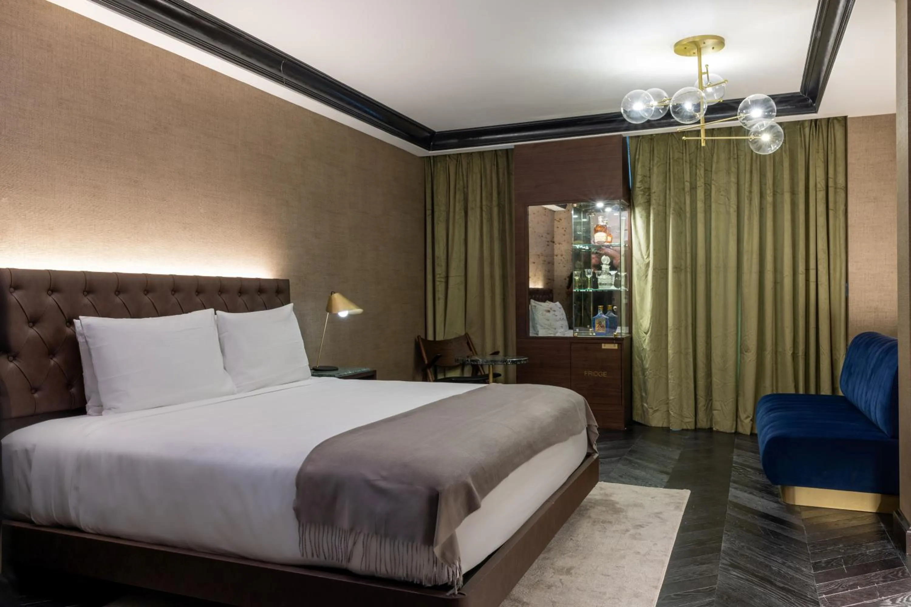 Seating area, Bed in Whisky Hotel