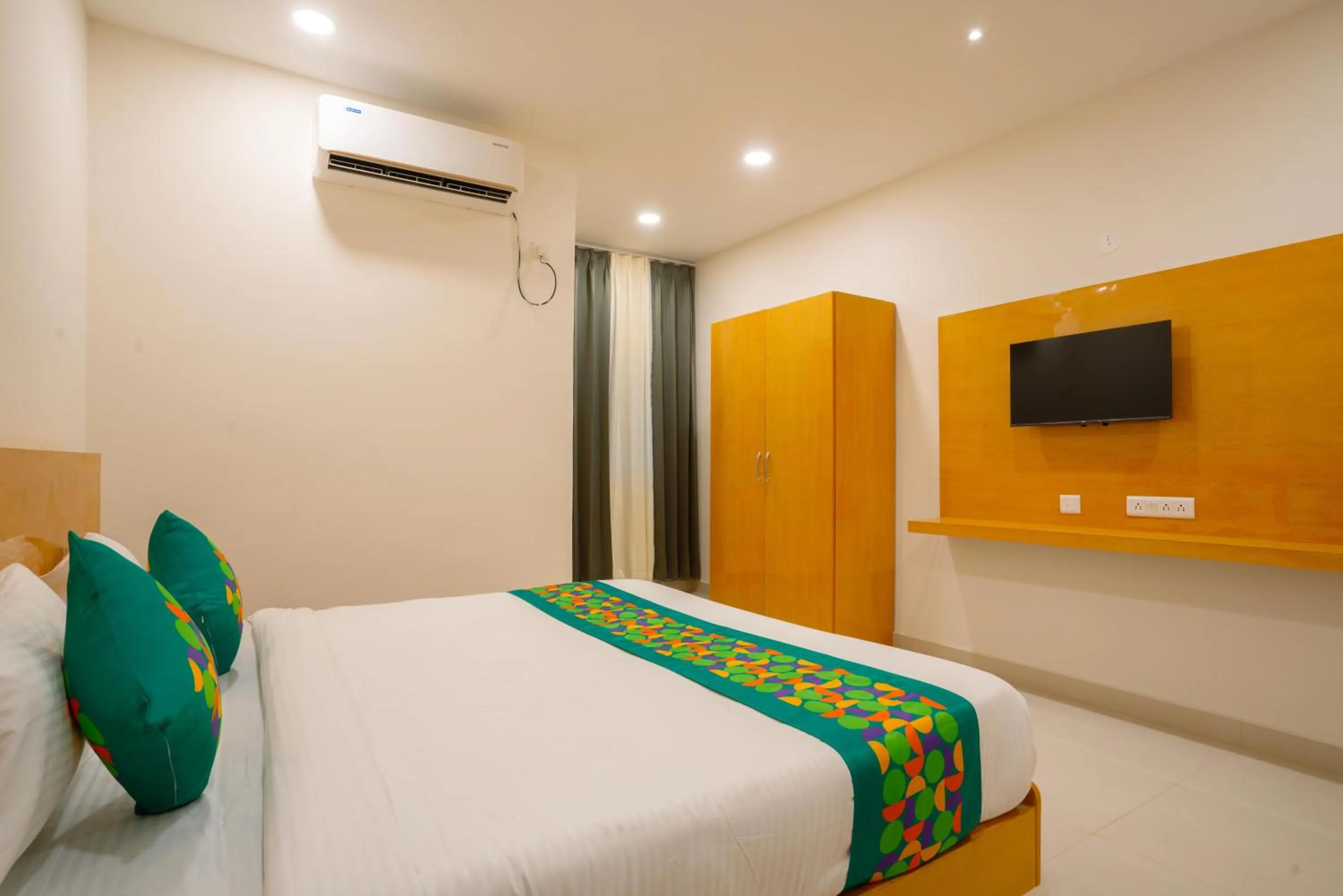 Bedroom, Bed in Treebo The Living Tree Khairatabad