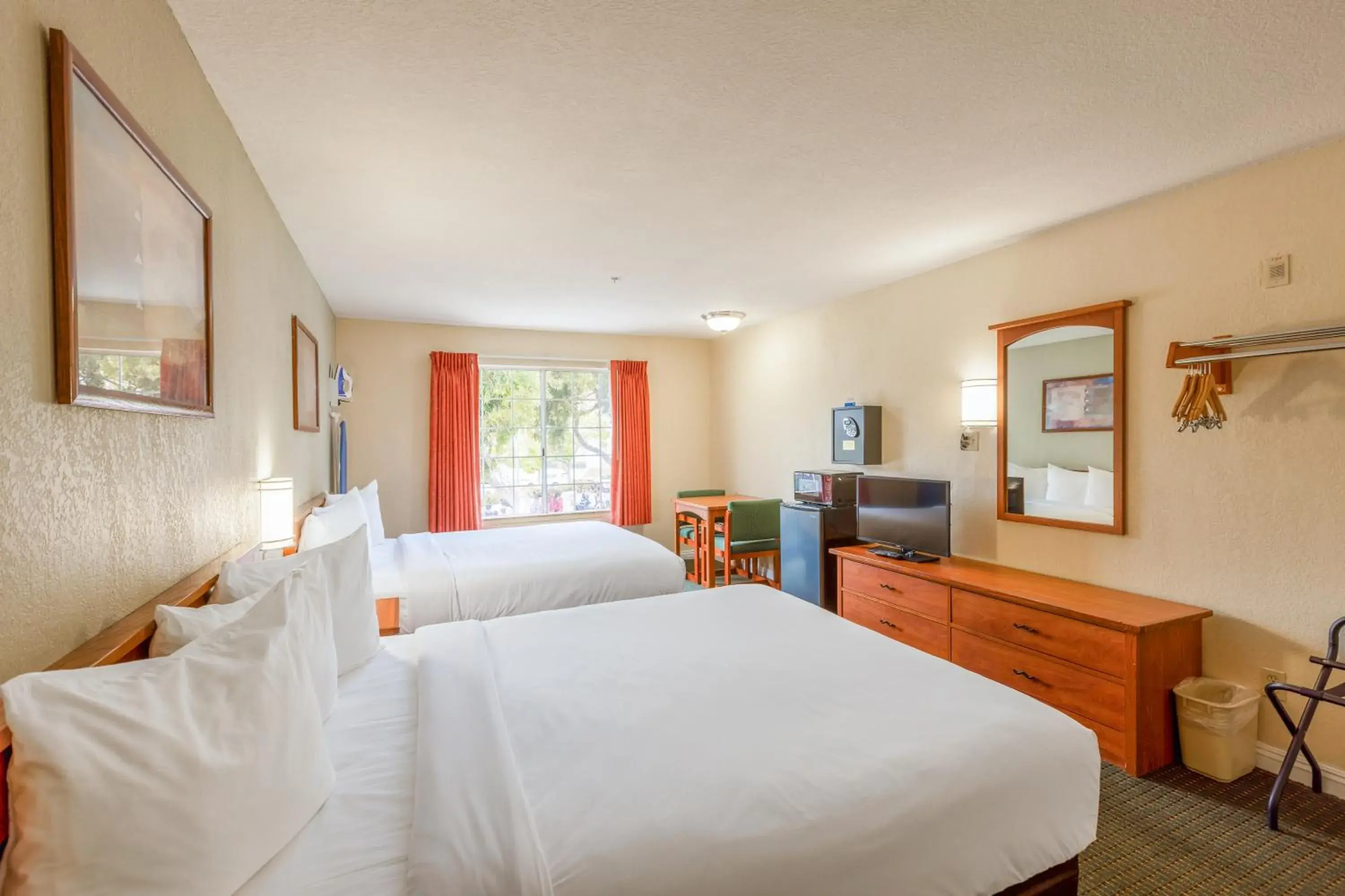 Bedroom, Bed in Hotel Avenida, San Clemente Beach Bedroom, Bed in Hotel Avenida, San Clemente Beach