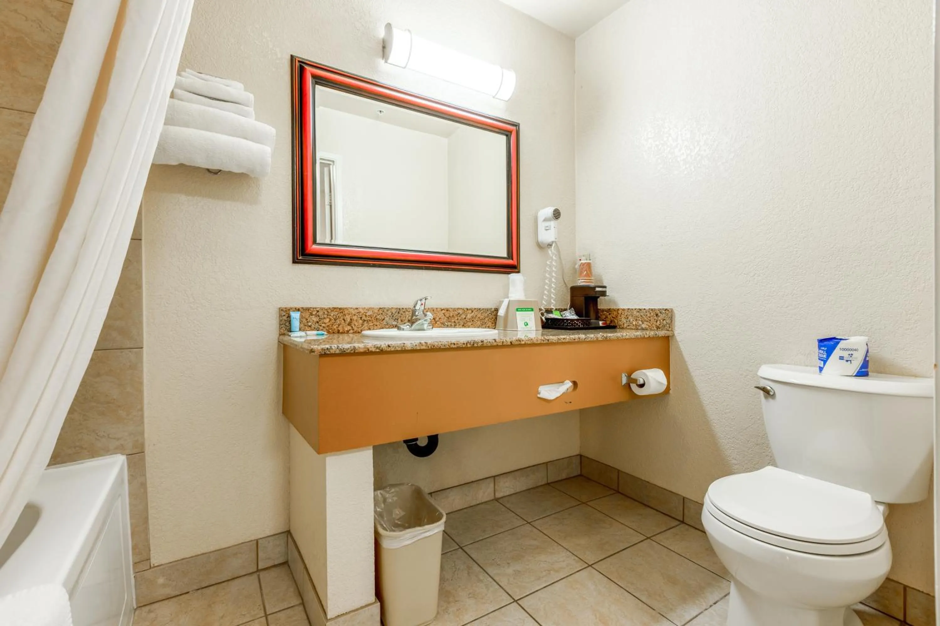 Bathroom in Hotel Avenida, San Clemente Beach