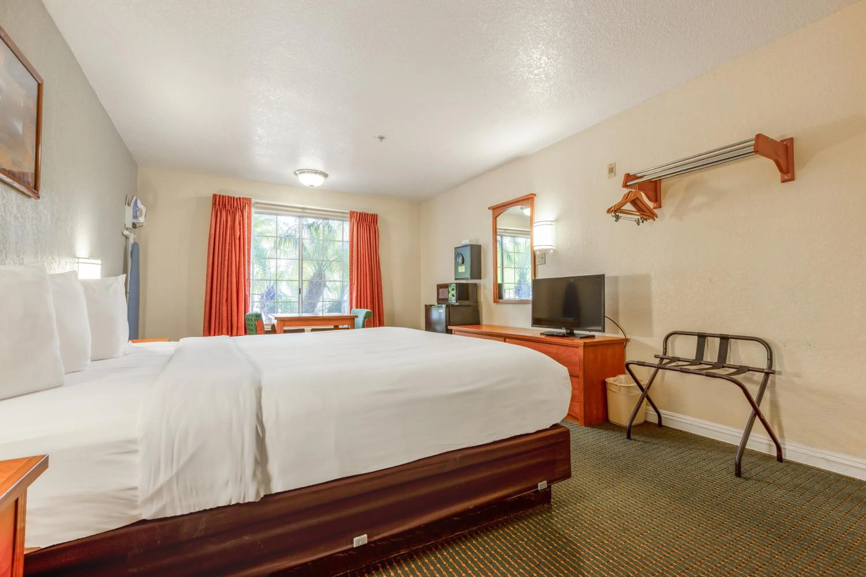 Bedroom, Bed in Hotel Avenida, San Clemente Beach