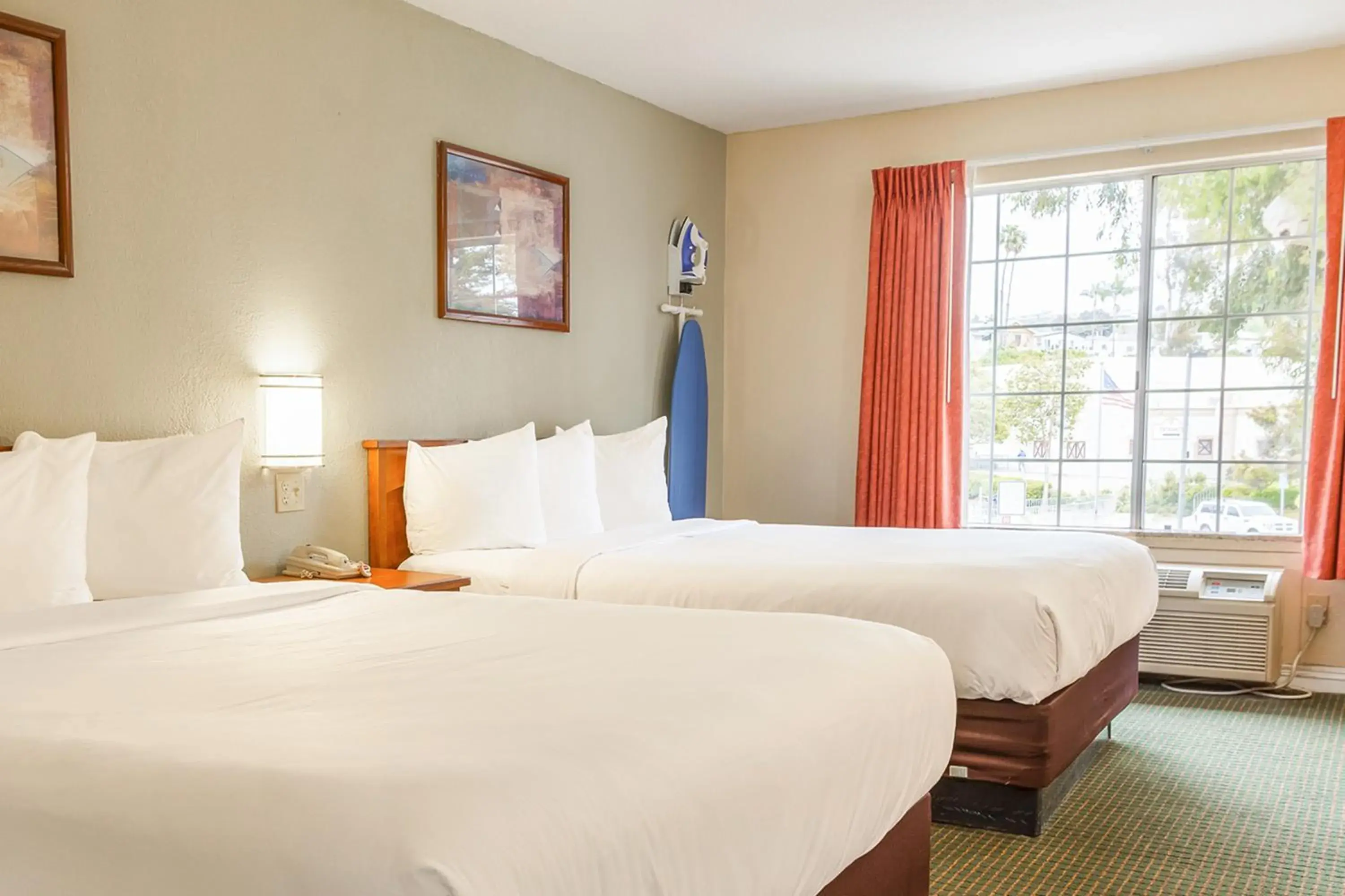 Bedroom, Bed in Hotel Avenida, San Clemente Beach Bedroom, Bed in Hotel Avenida, San Clemente Beach