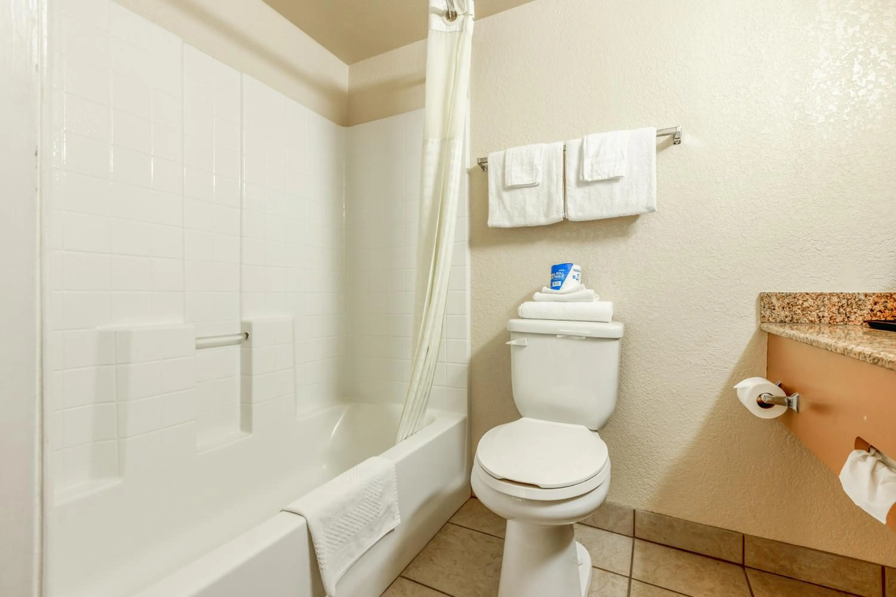 Bathroom in Hotel Avenida, San Clemente Beach