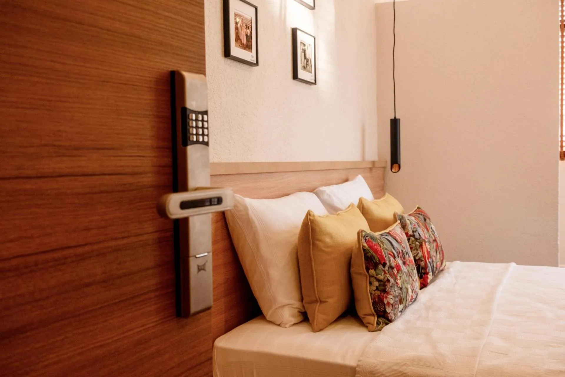 Photo of the whole room, Bed in Uva Rooms