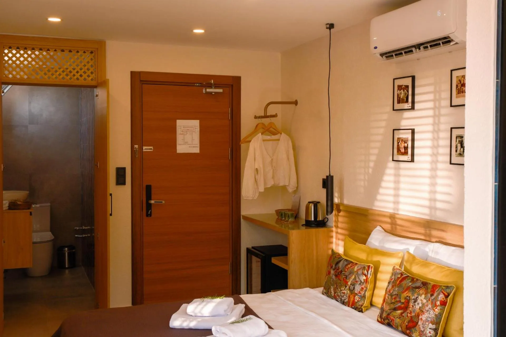 Photo of the whole room, Bed in Uva Rooms