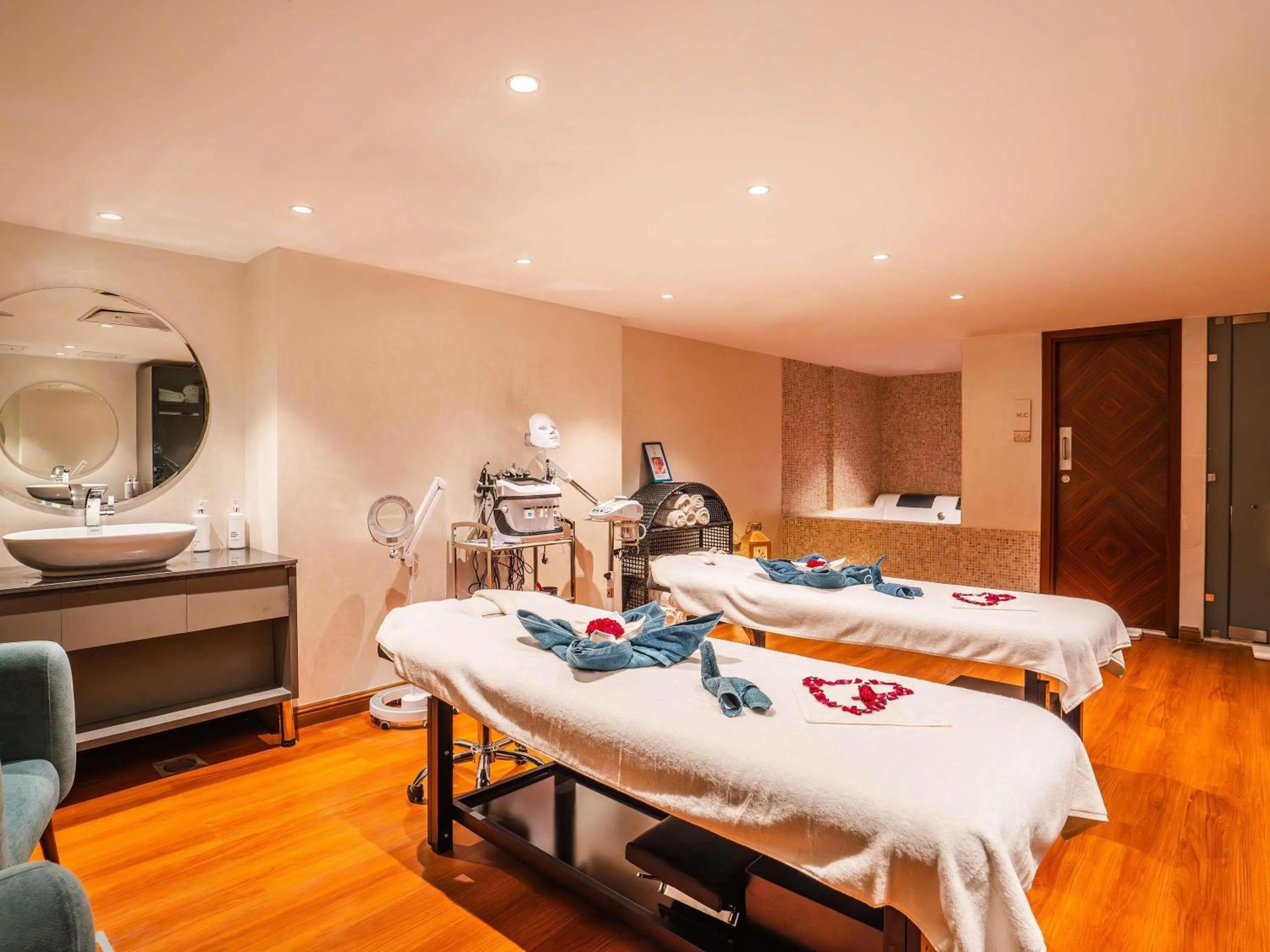 Spa and wellness centre/facilities, Bed in Movenpick Hotel Centaurus Islamabad