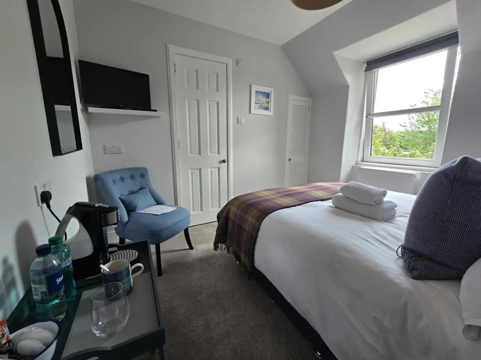 Double Room with Private Bathroom in Tullochard Guest House Double Room with Private Bathroom in Tullochard Guest House