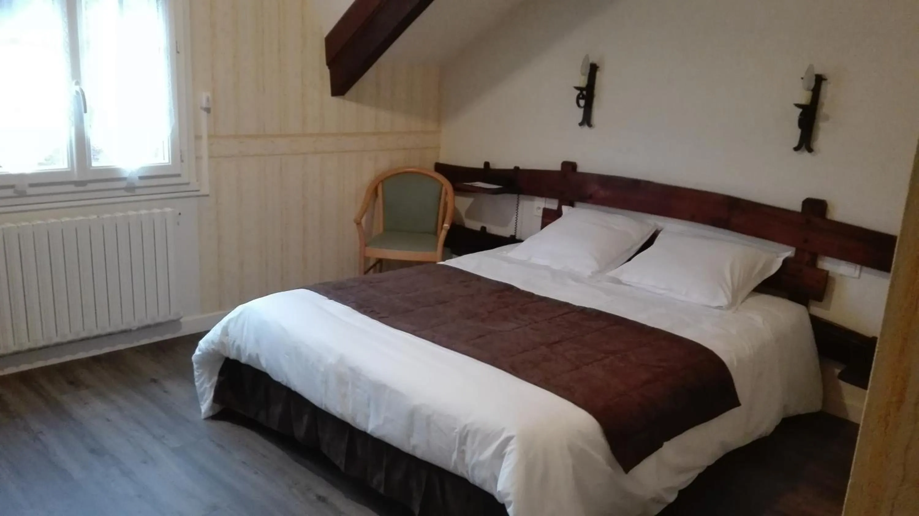 Photo of the whole room, Bed in La Cremaillere