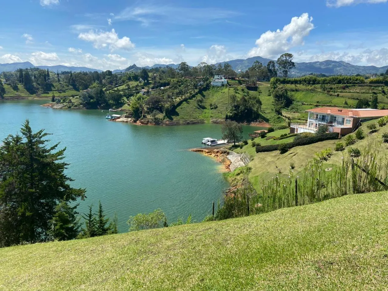 Lake view in Loge Cabaña peñol-Guatape
