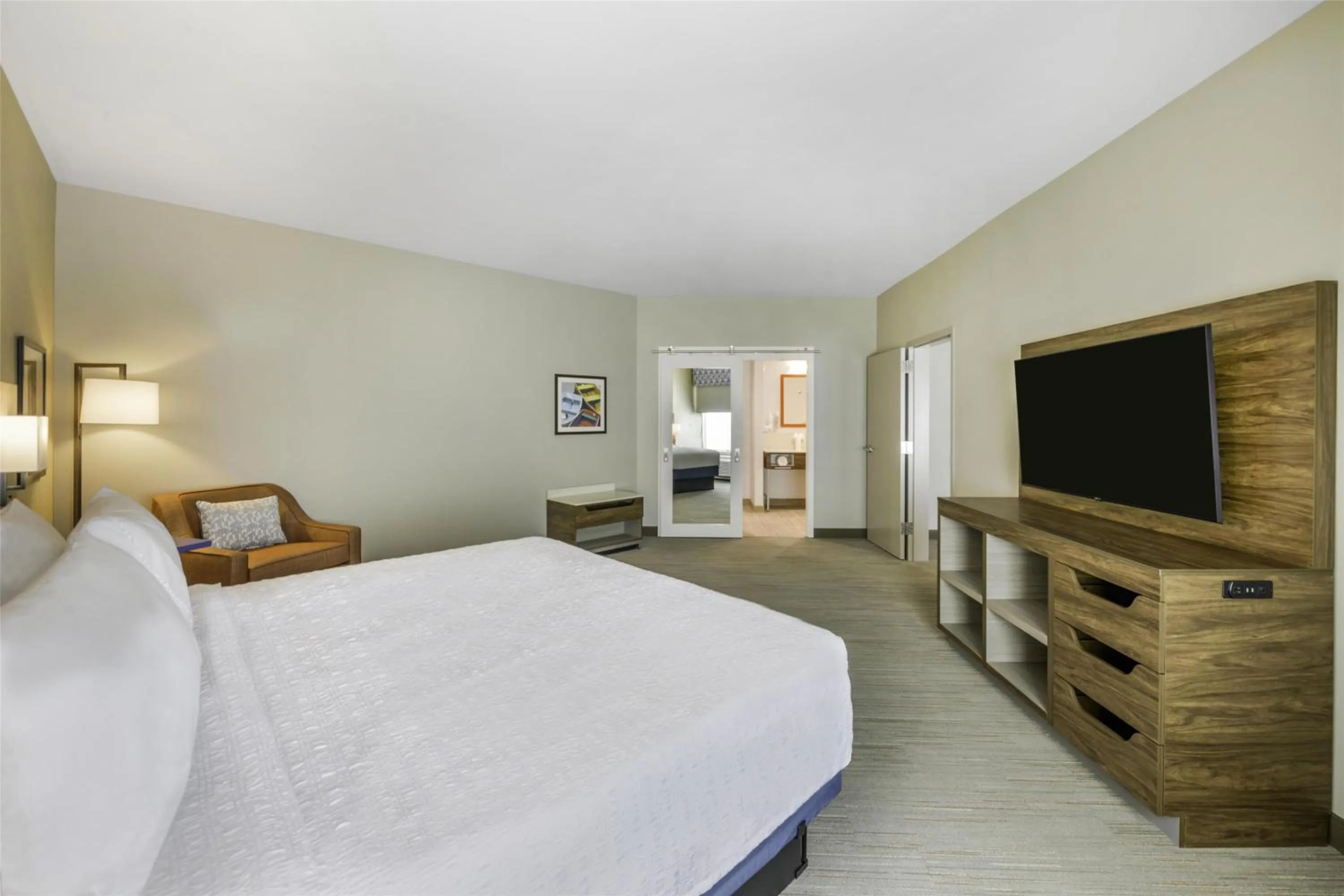Bed in Hampton Inn & Suites By Hilton Decatur