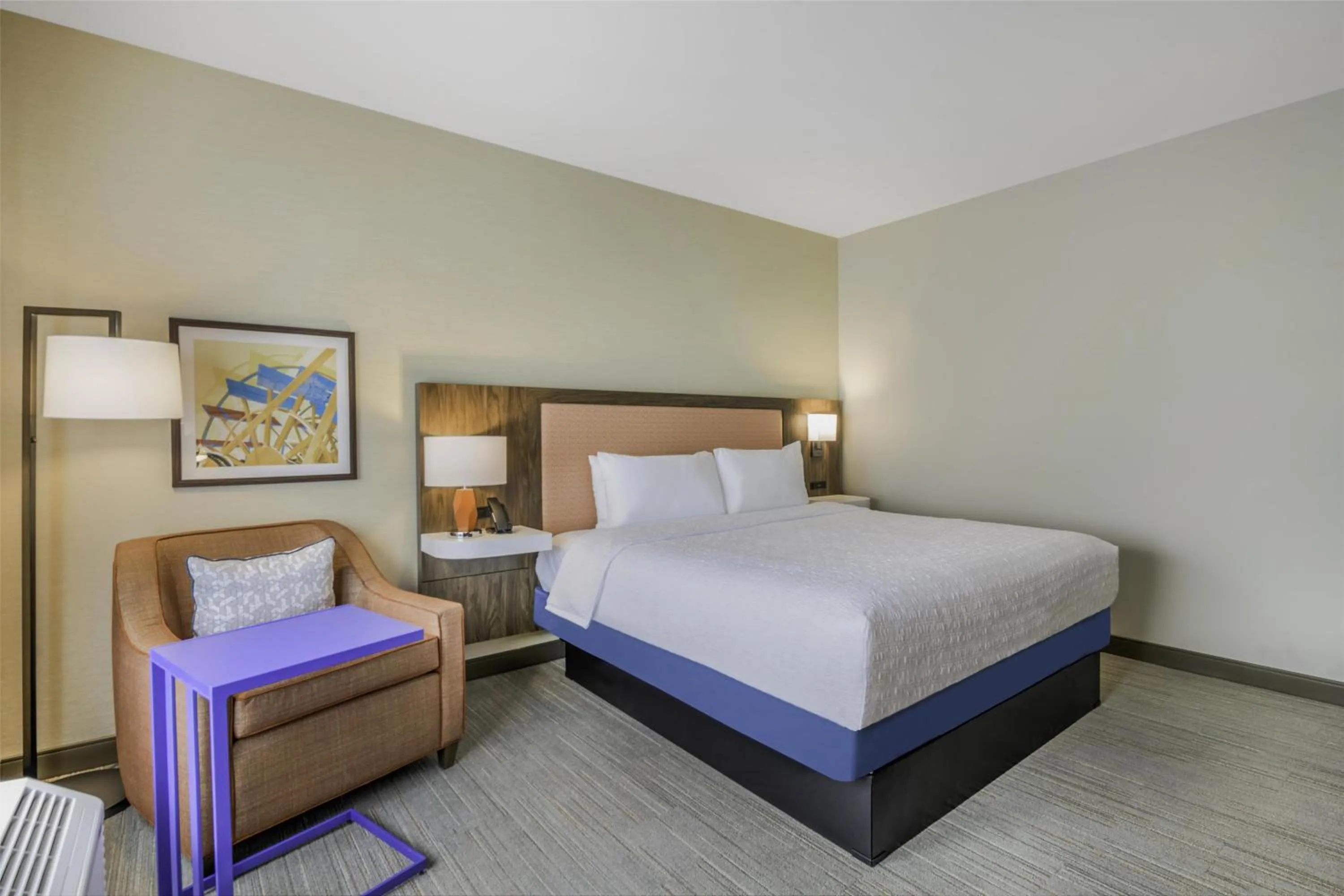 Bed in Hampton Inn & Suites By Hilton Decatur