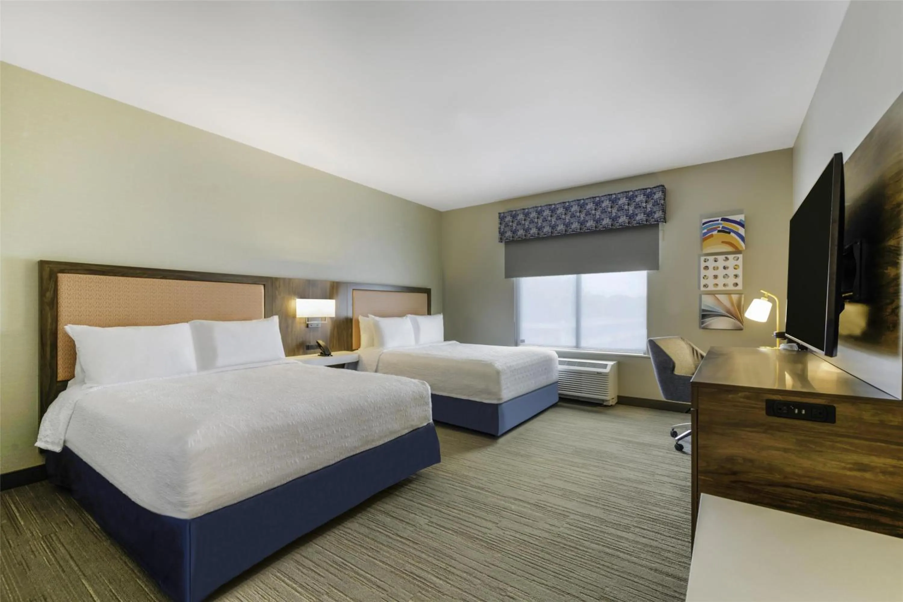 Bed in Hampton Inn & Suites By Hilton Decatur