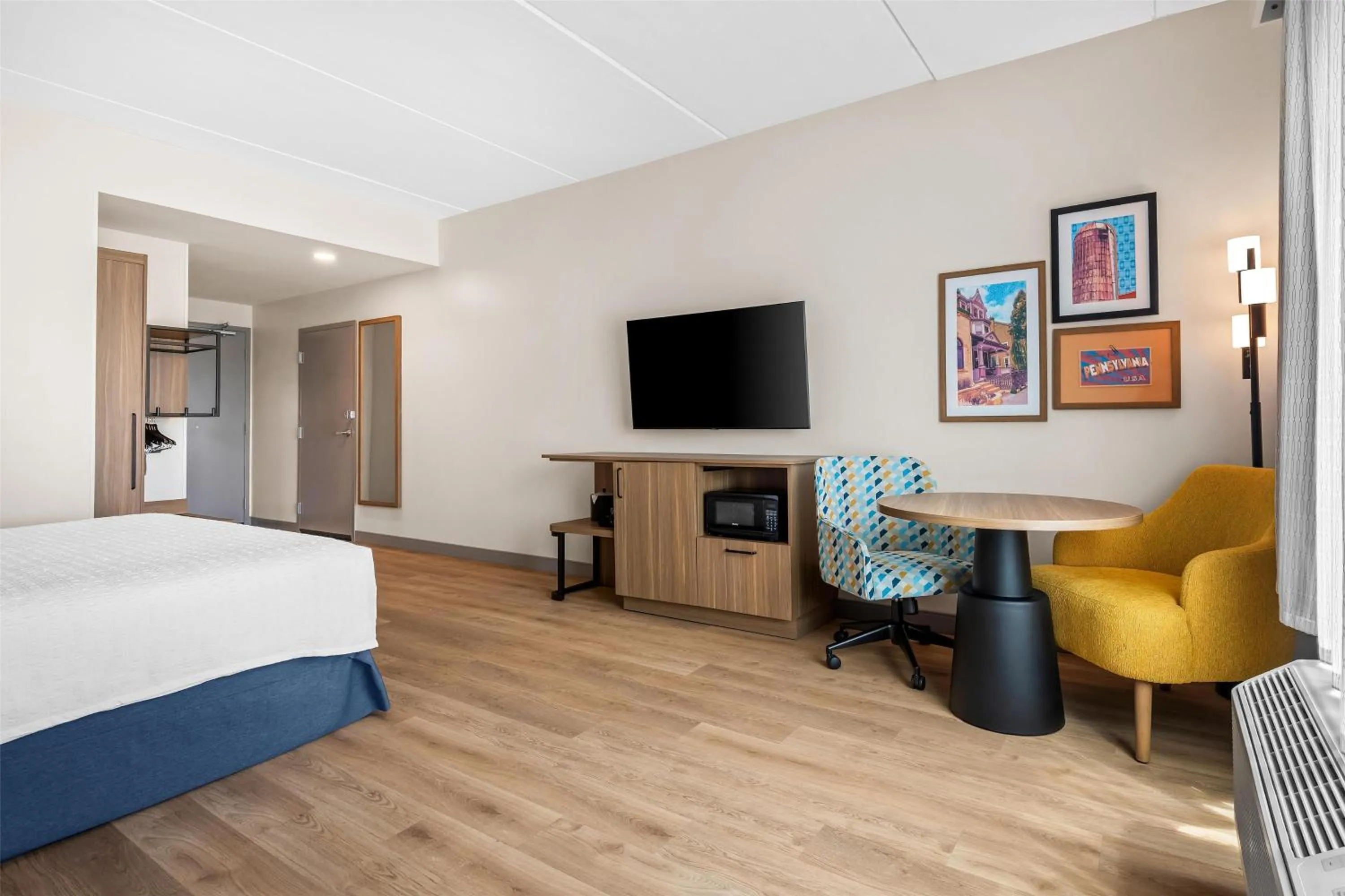 Bed in Hampton Inn & Suites Intercourse, Pa