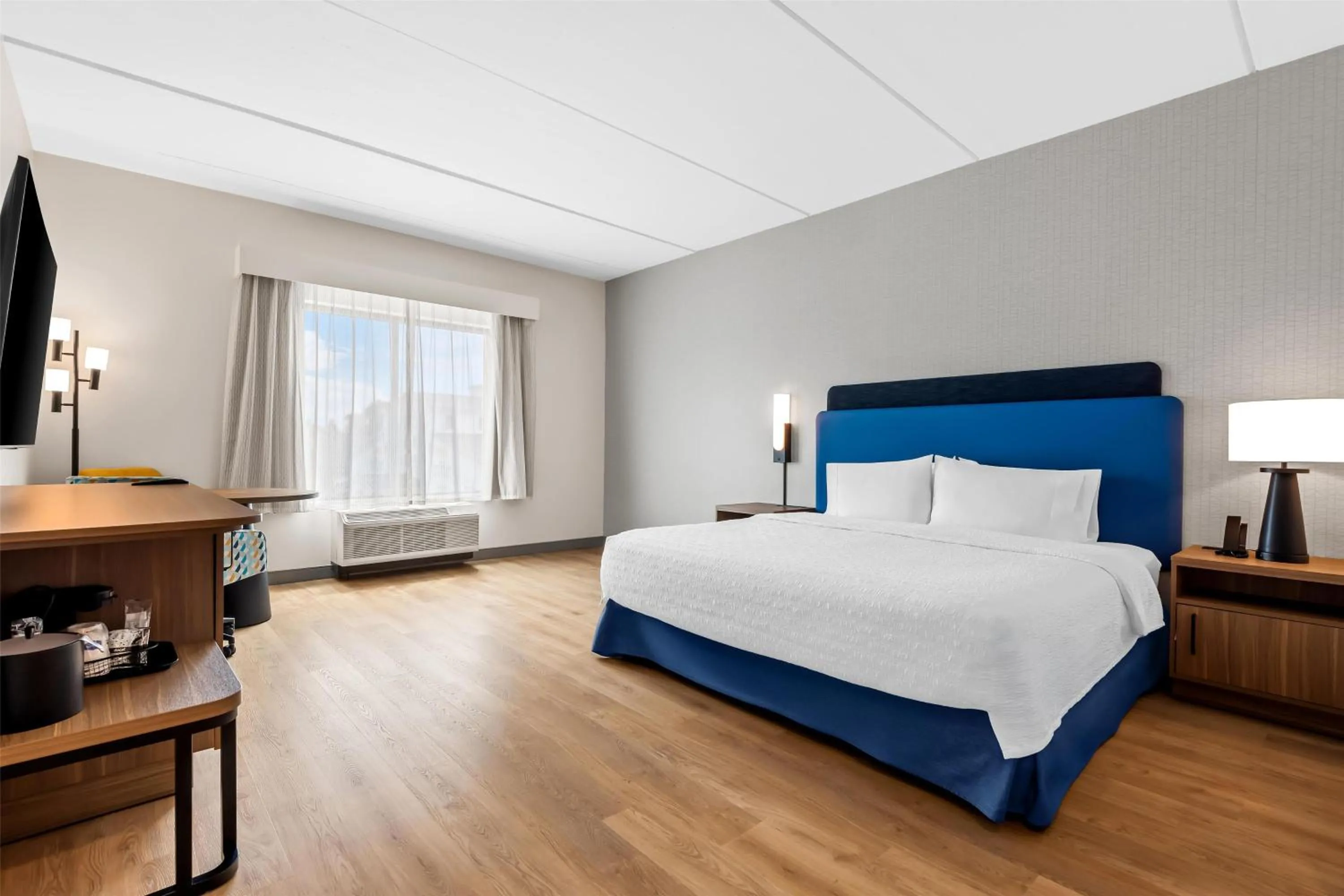 Bed in Hampton Inn & Suites Intercourse, Pa