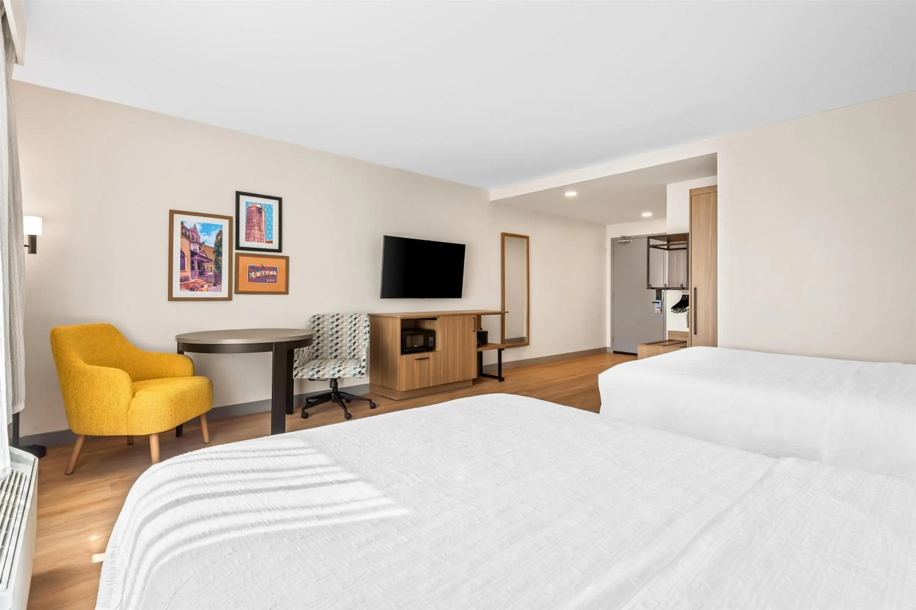 Bed in Hampton Inn & Suites Intercourse, Pa