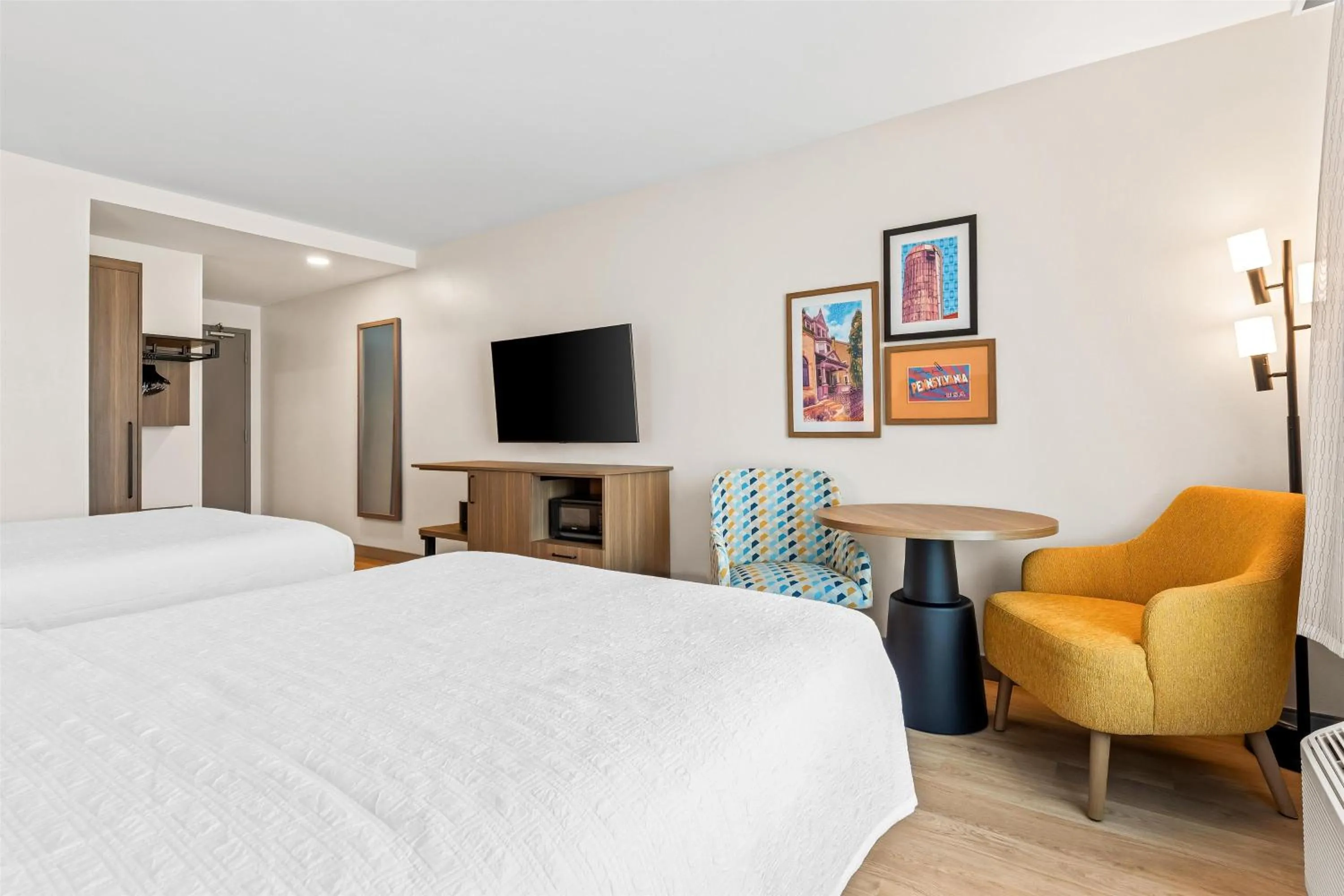 Bed in Hampton Inn & Suites Intercourse, Pa