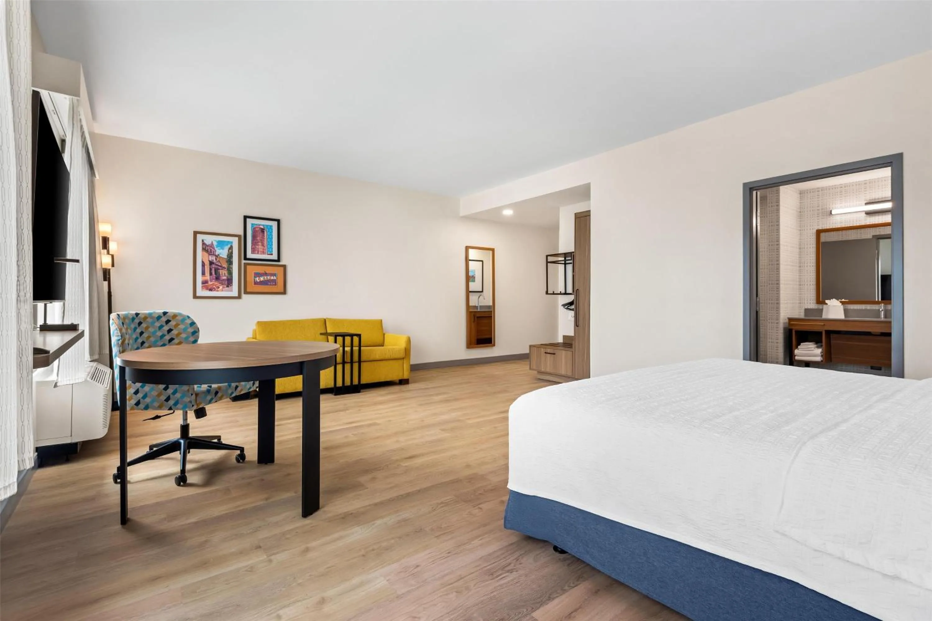 Living room, Bed in Hampton Inn & Suites Intercourse, Pa