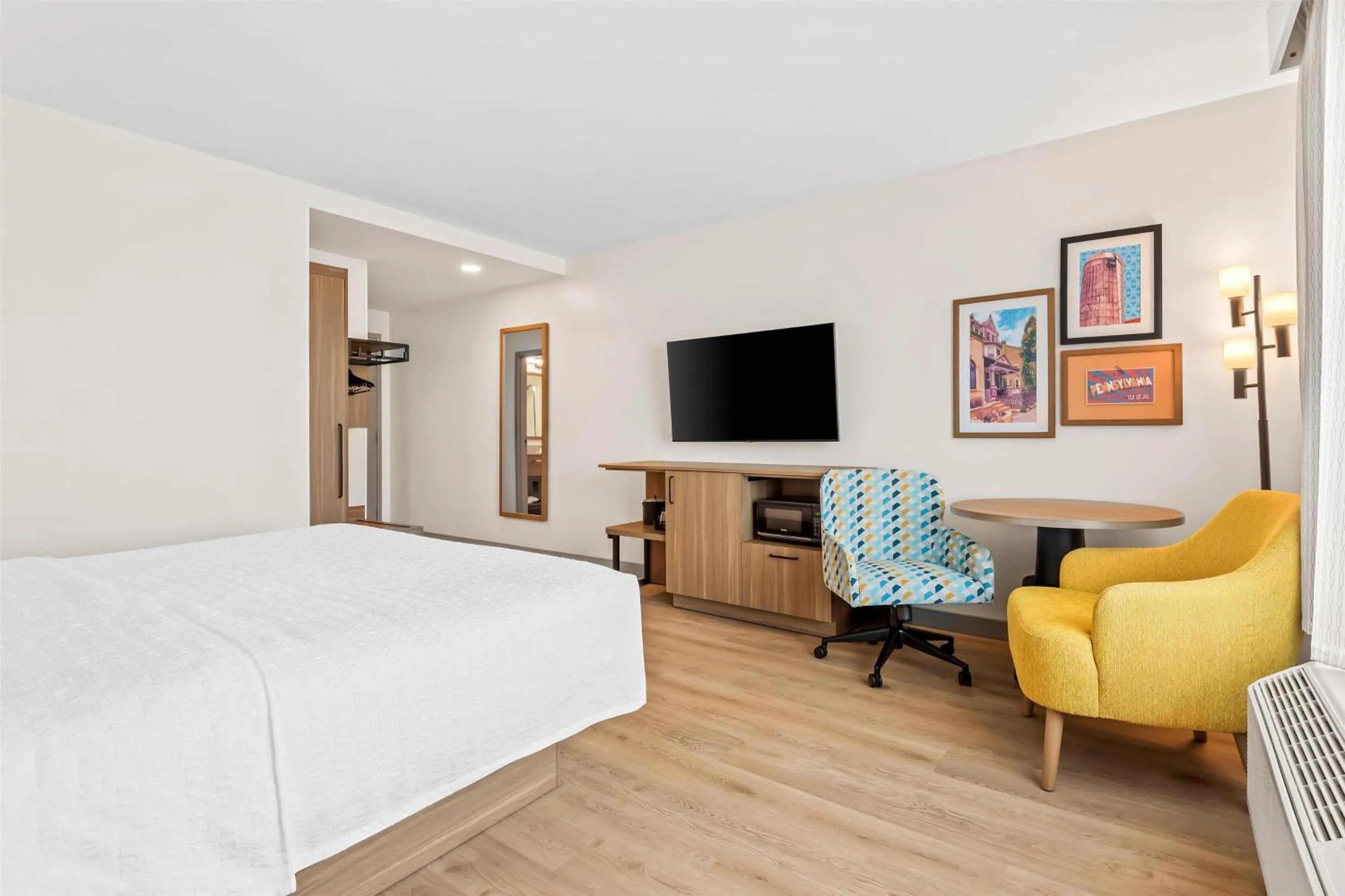 Bed in Hampton Inn & Suites Intercourse, Pa