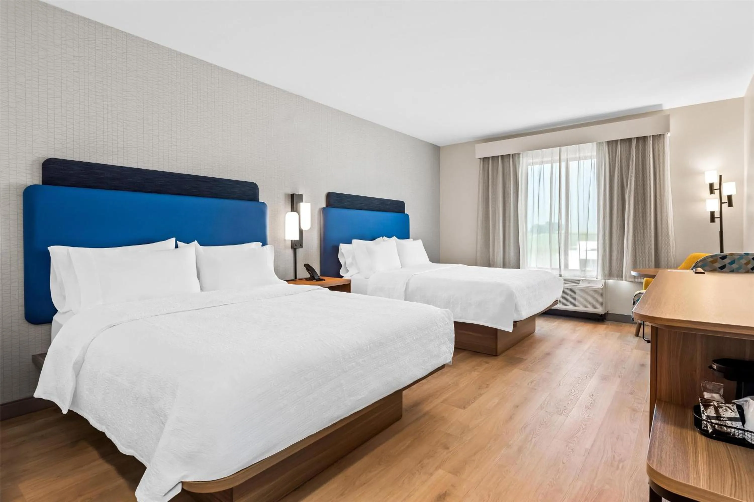 Bed in Hampton Inn & Suites Intercourse, Pa