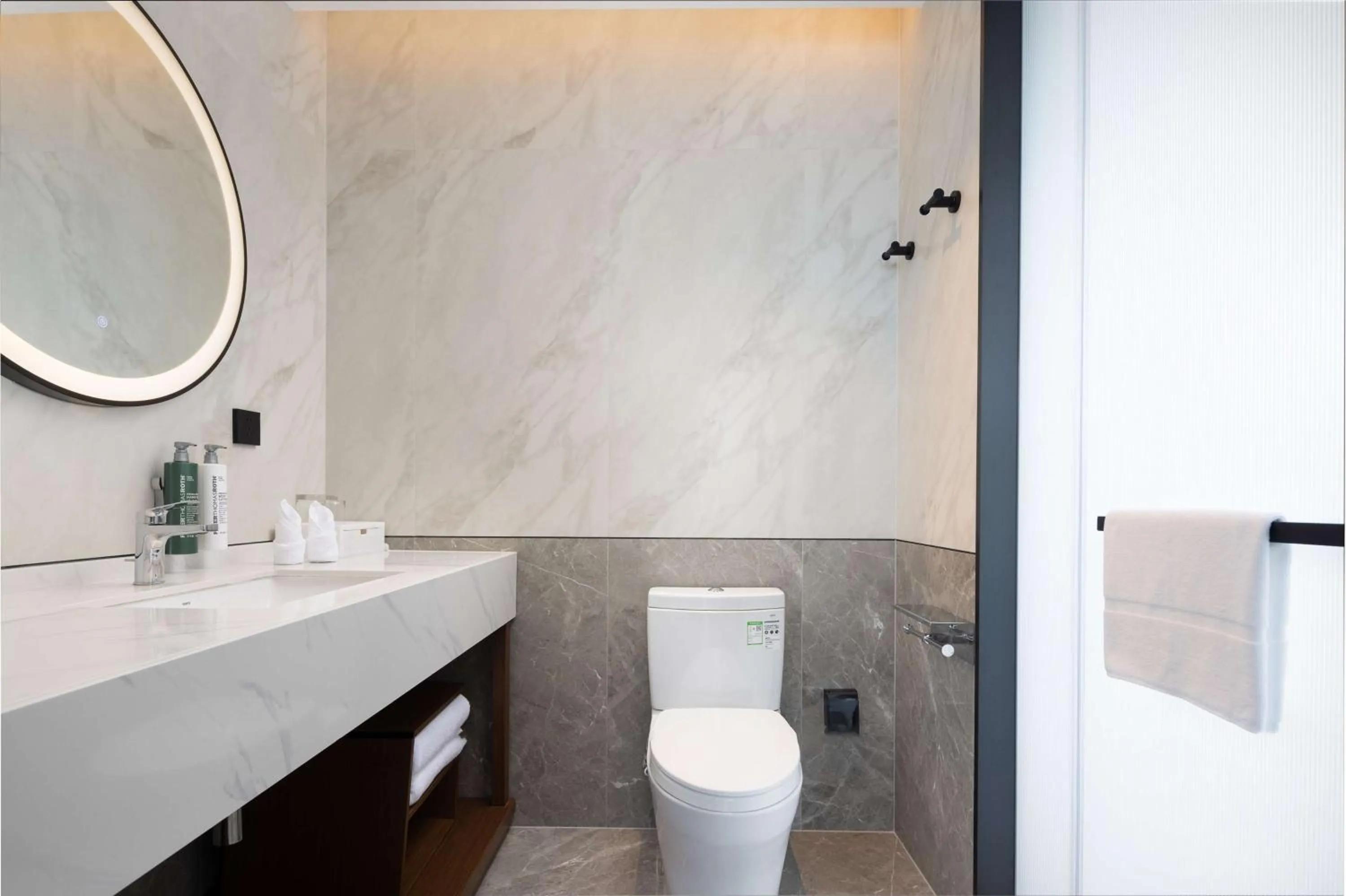 Bathroom in Hilton Garden Inn Shanwei Haibin Boulevard