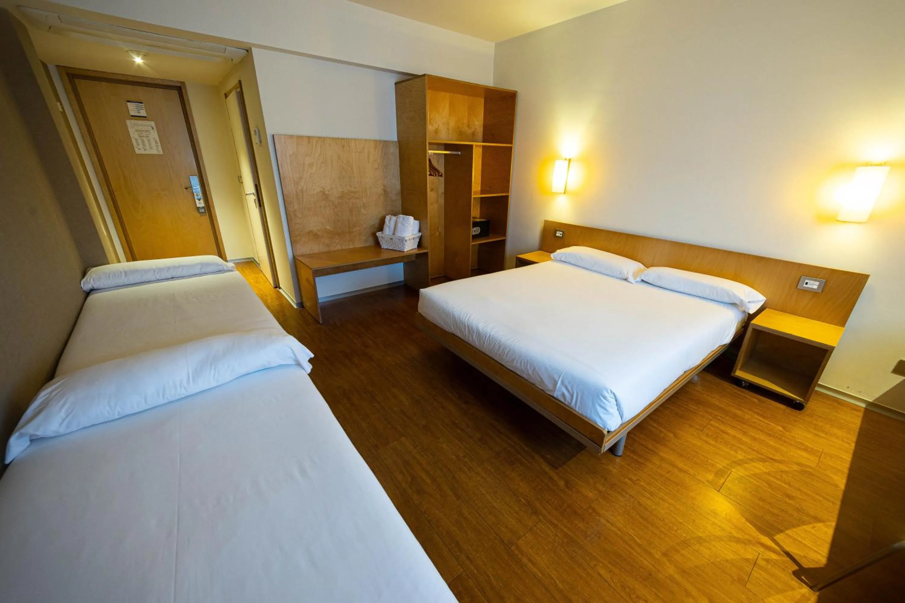 Photo of the whole room, Bed in ETH Irún