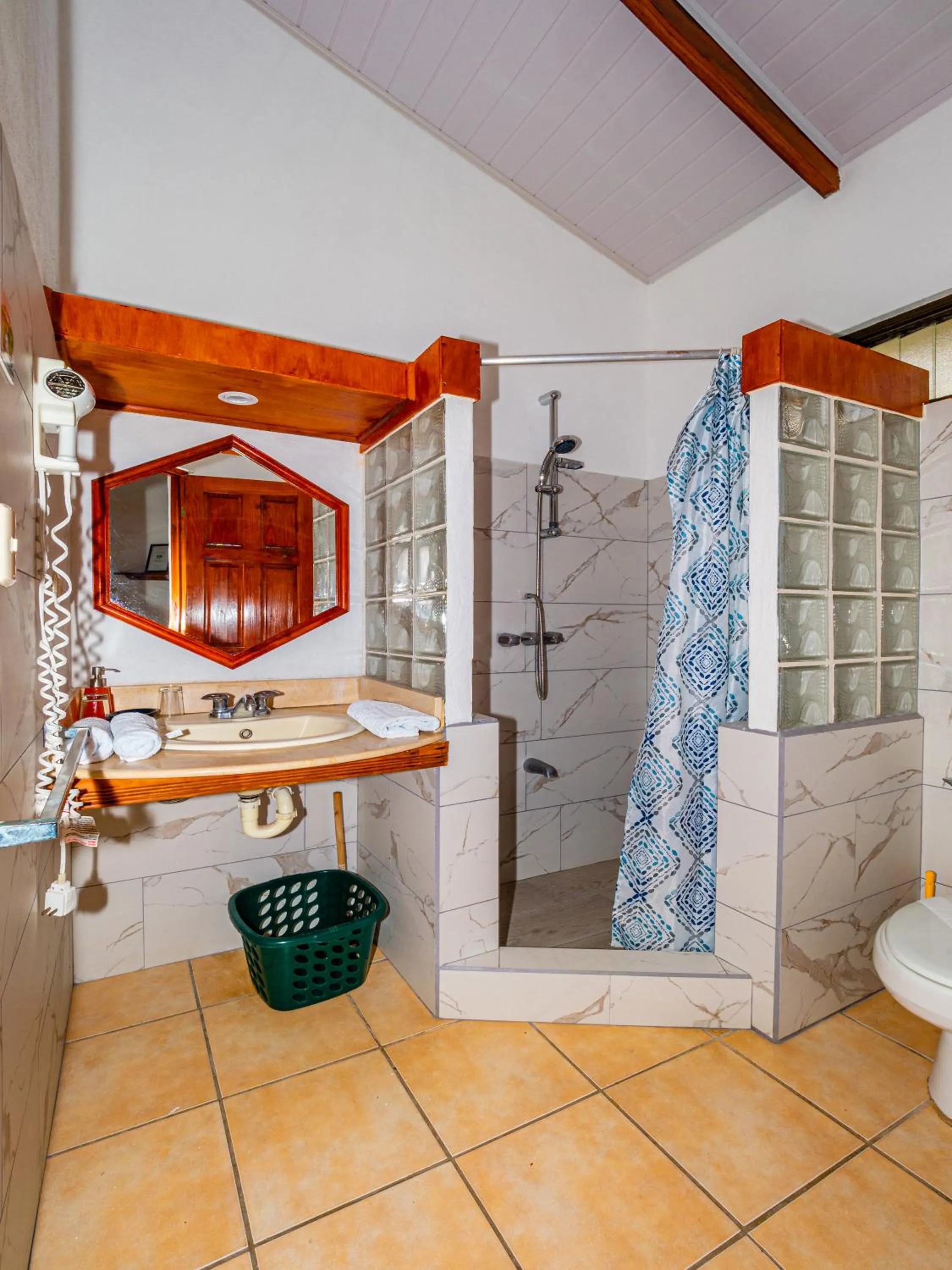 Shower in Hotel Colinas del Sol