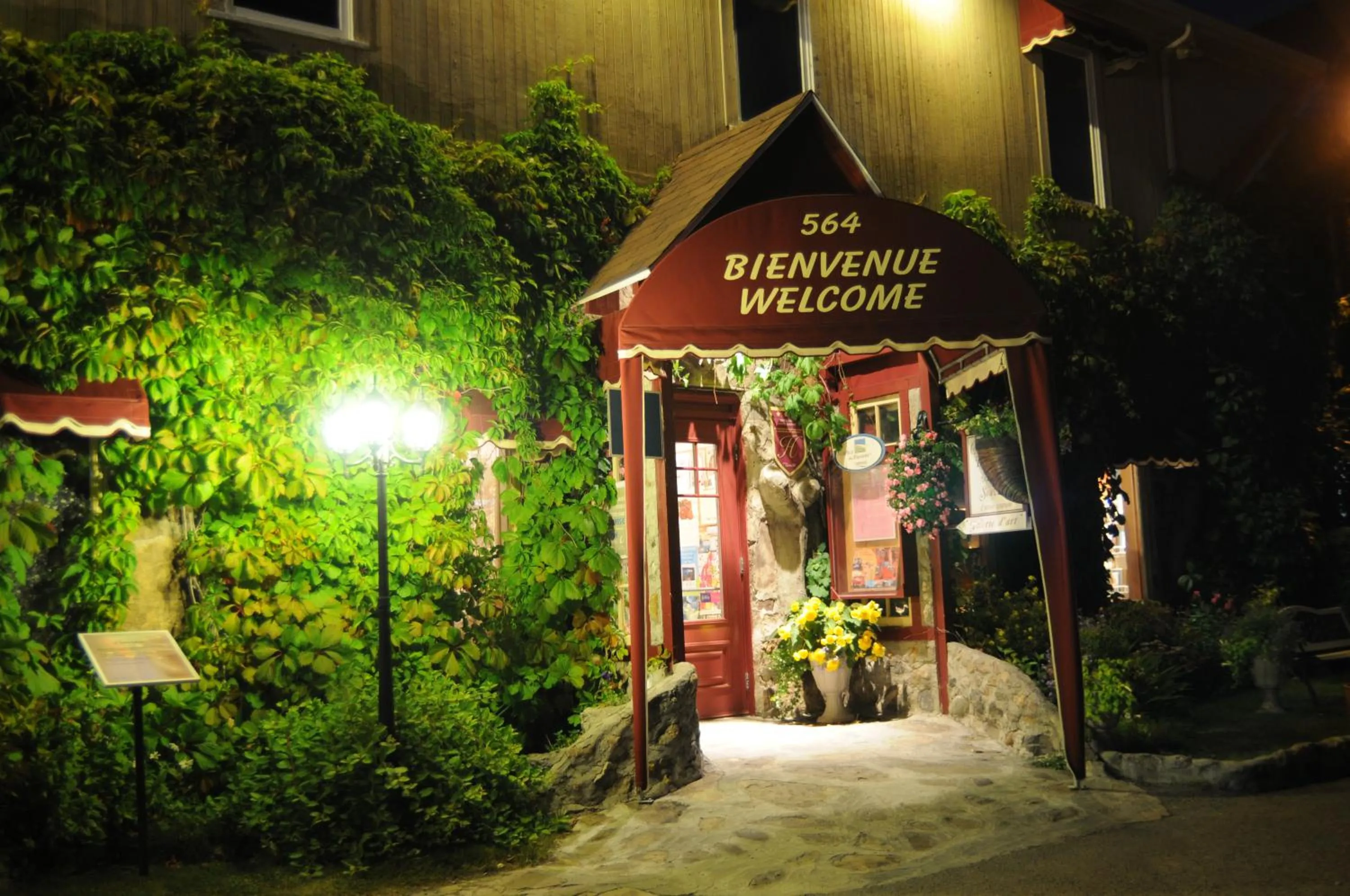 Patio in Auberge Marcel Gagnon
