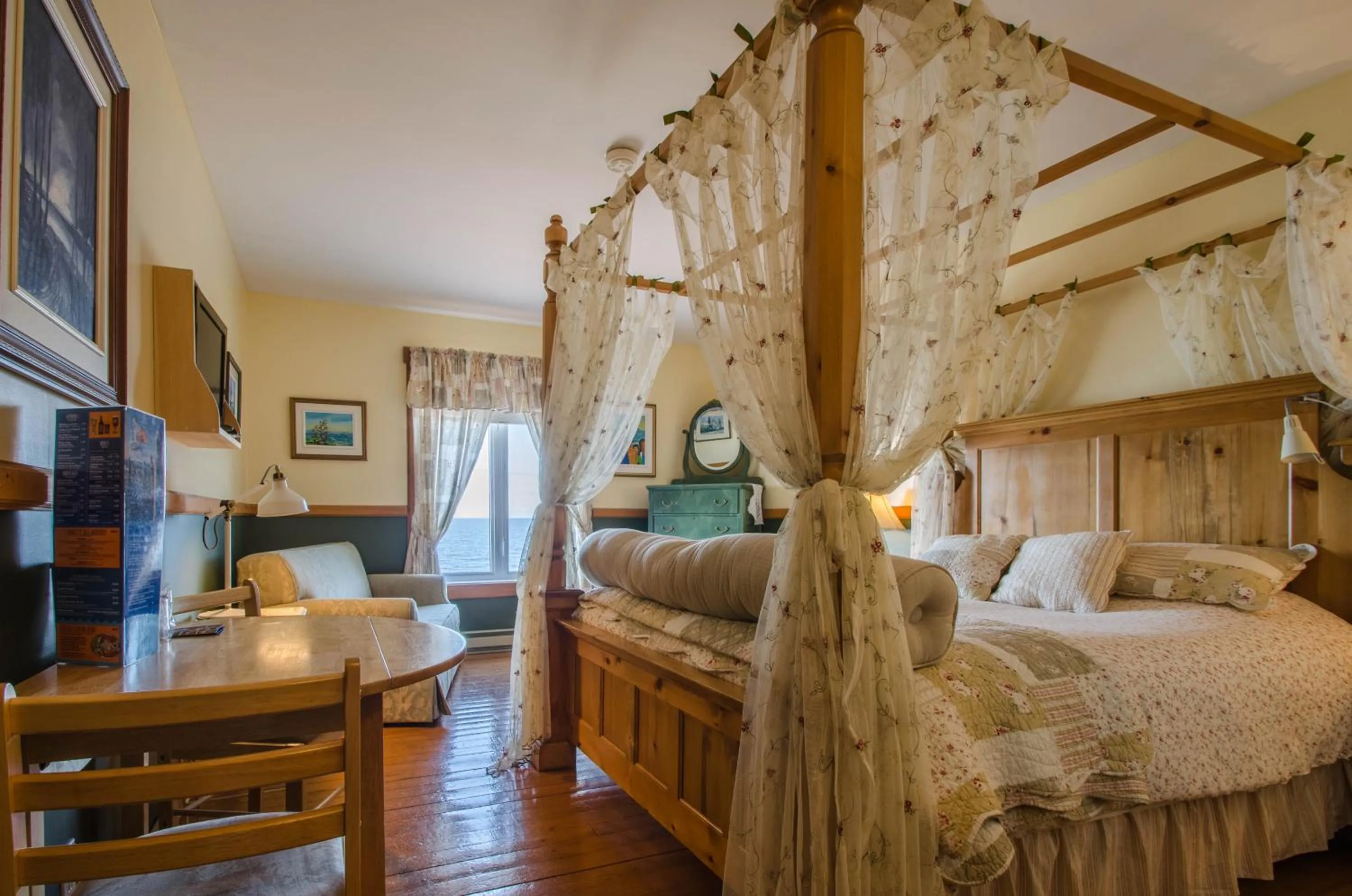 Landmark view, Bed in Auberge Marcel Gagnon