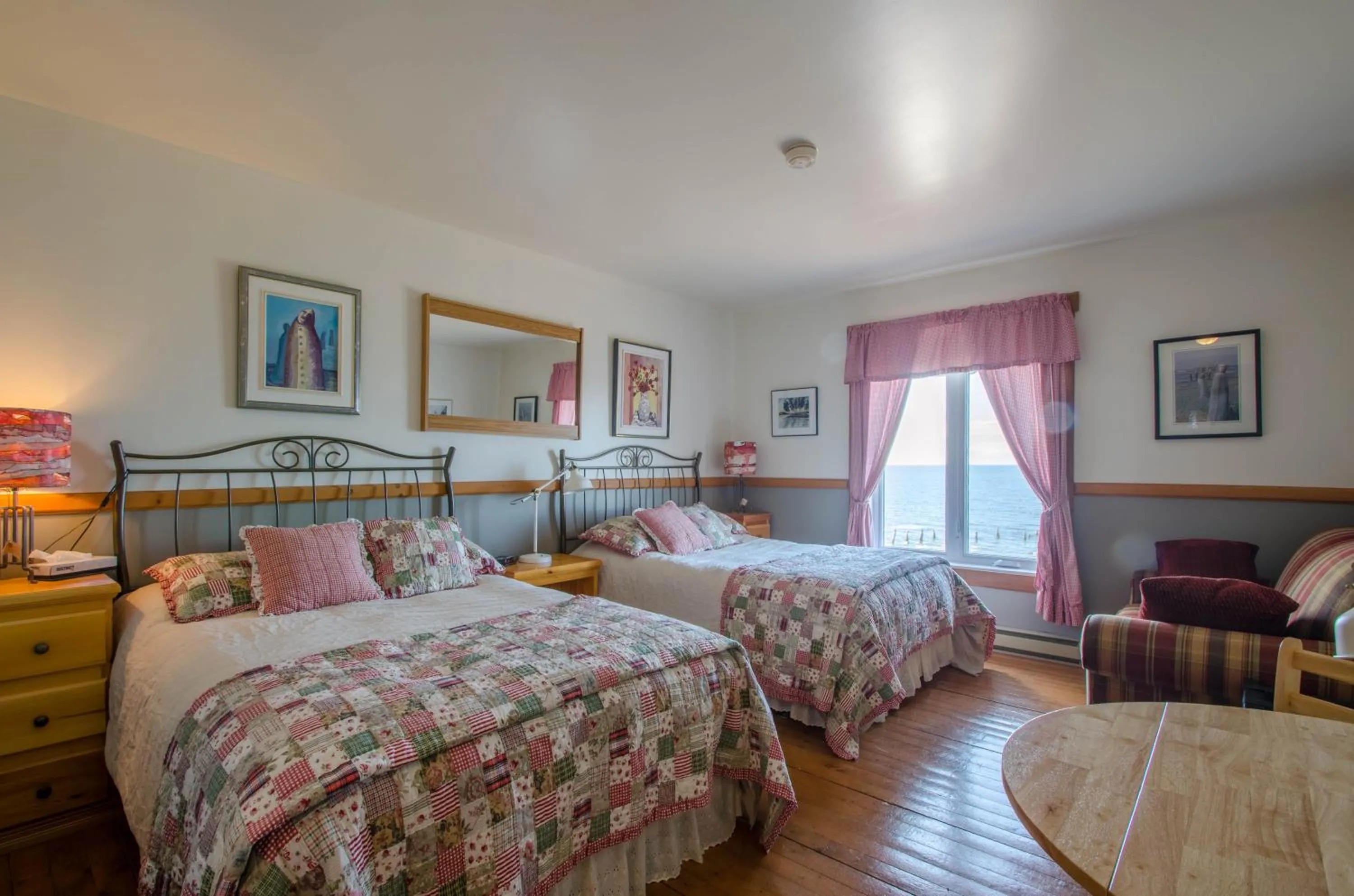 Sea view, Bed in Auberge Marcel Gagnon