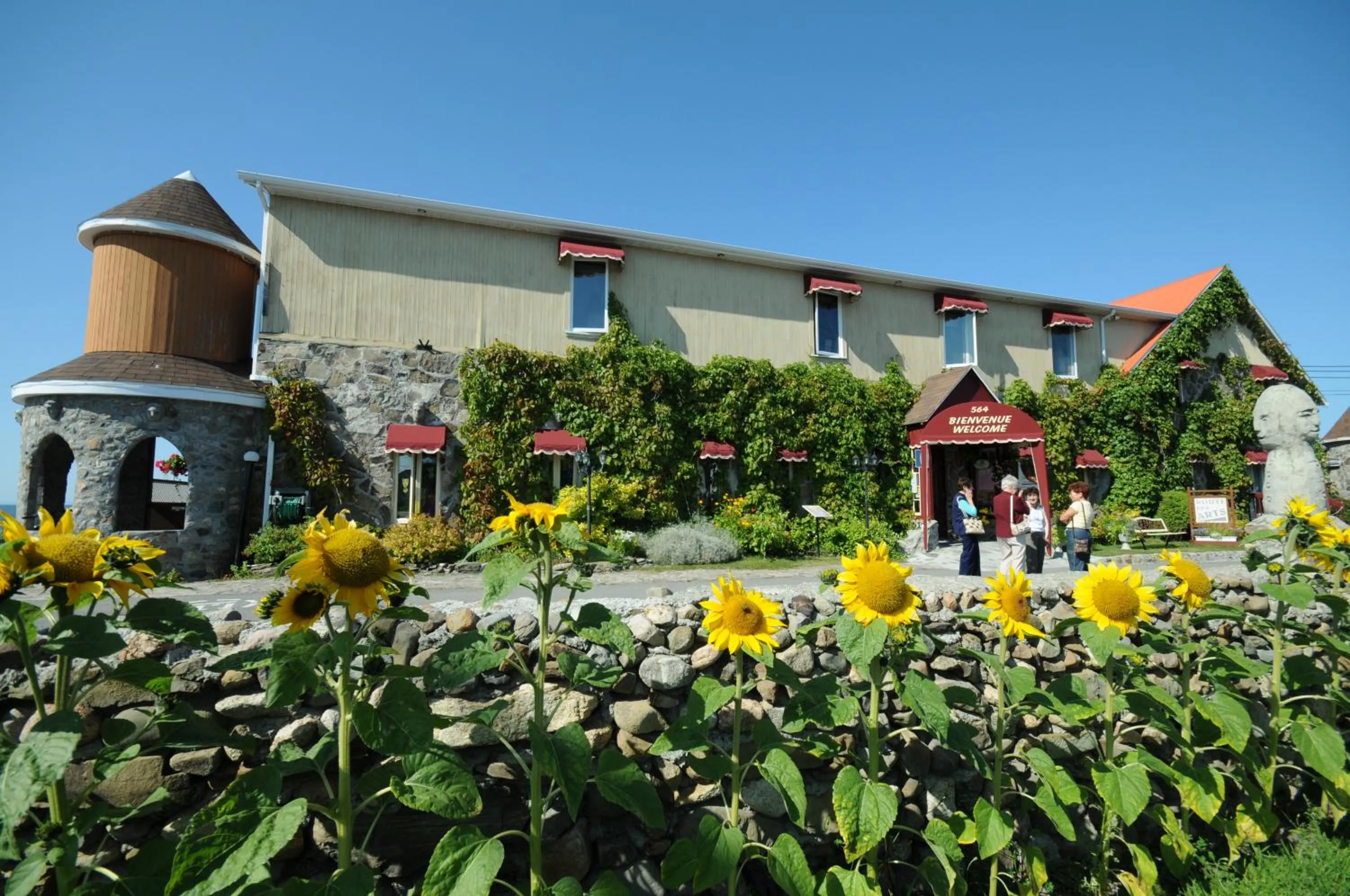 Facade/entrance in Auberge Marcel Gagnon