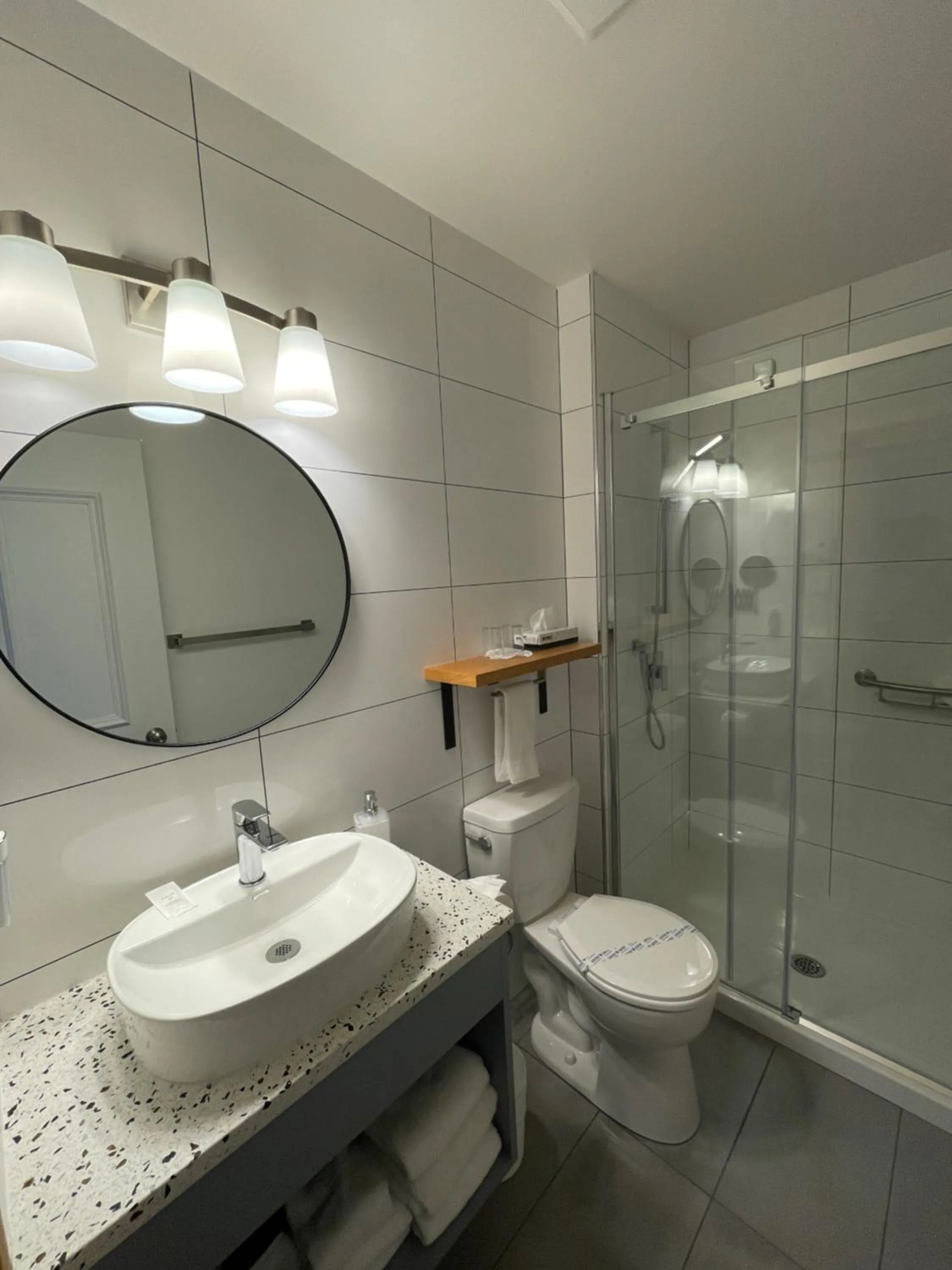 Shower in Auberge Marcel Gagnon