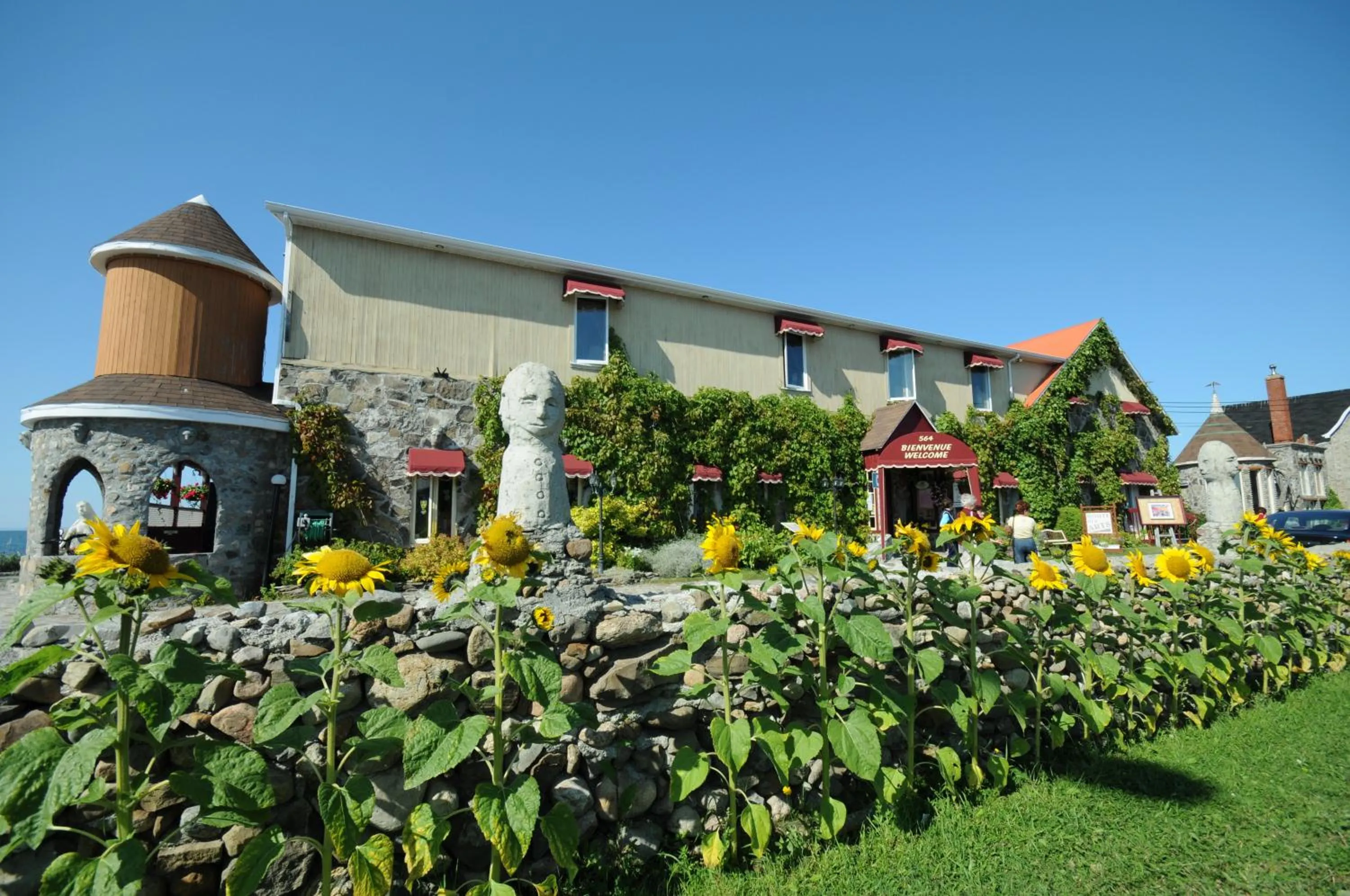 Facade/entrance in Auberge Marcel Gagnon